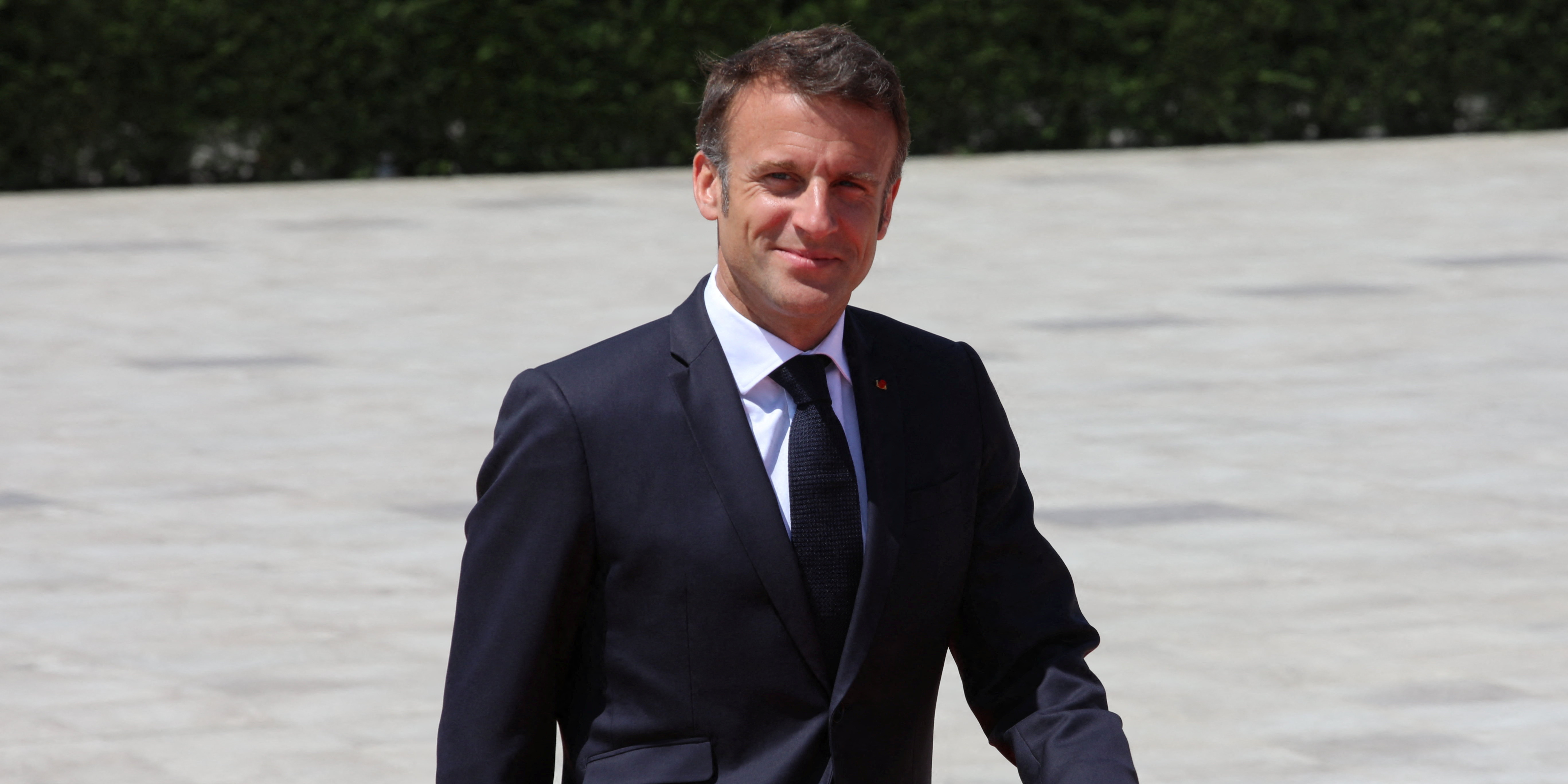 Macron va visiter une usine de médicaments en Ardèche pour réaffirmer son objectif de relocaliser la production suite à la pénurie