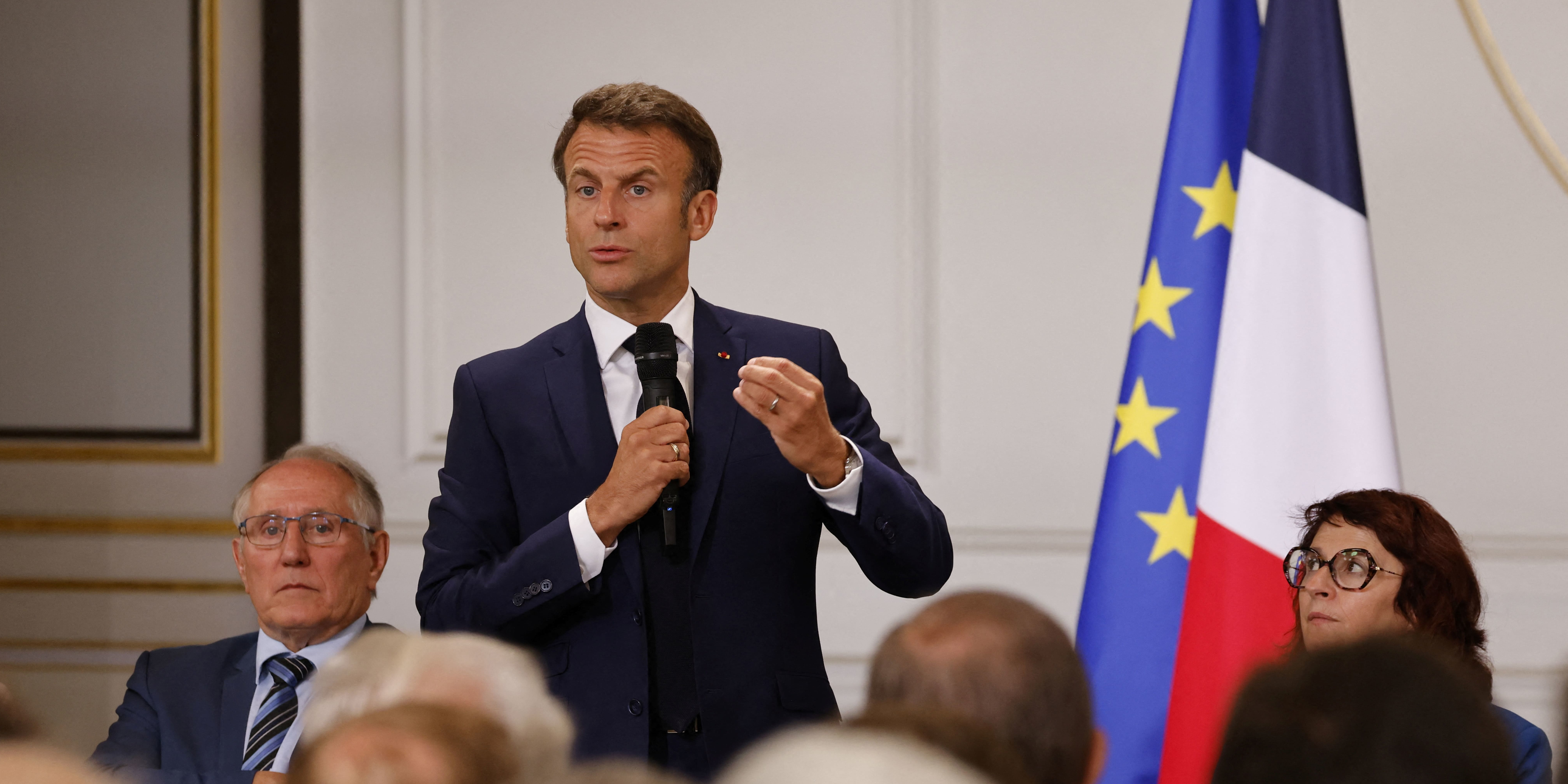 Emeutes : Macron et Borne déclenchent l'opération câlinothérapie auprès des maires et des députés