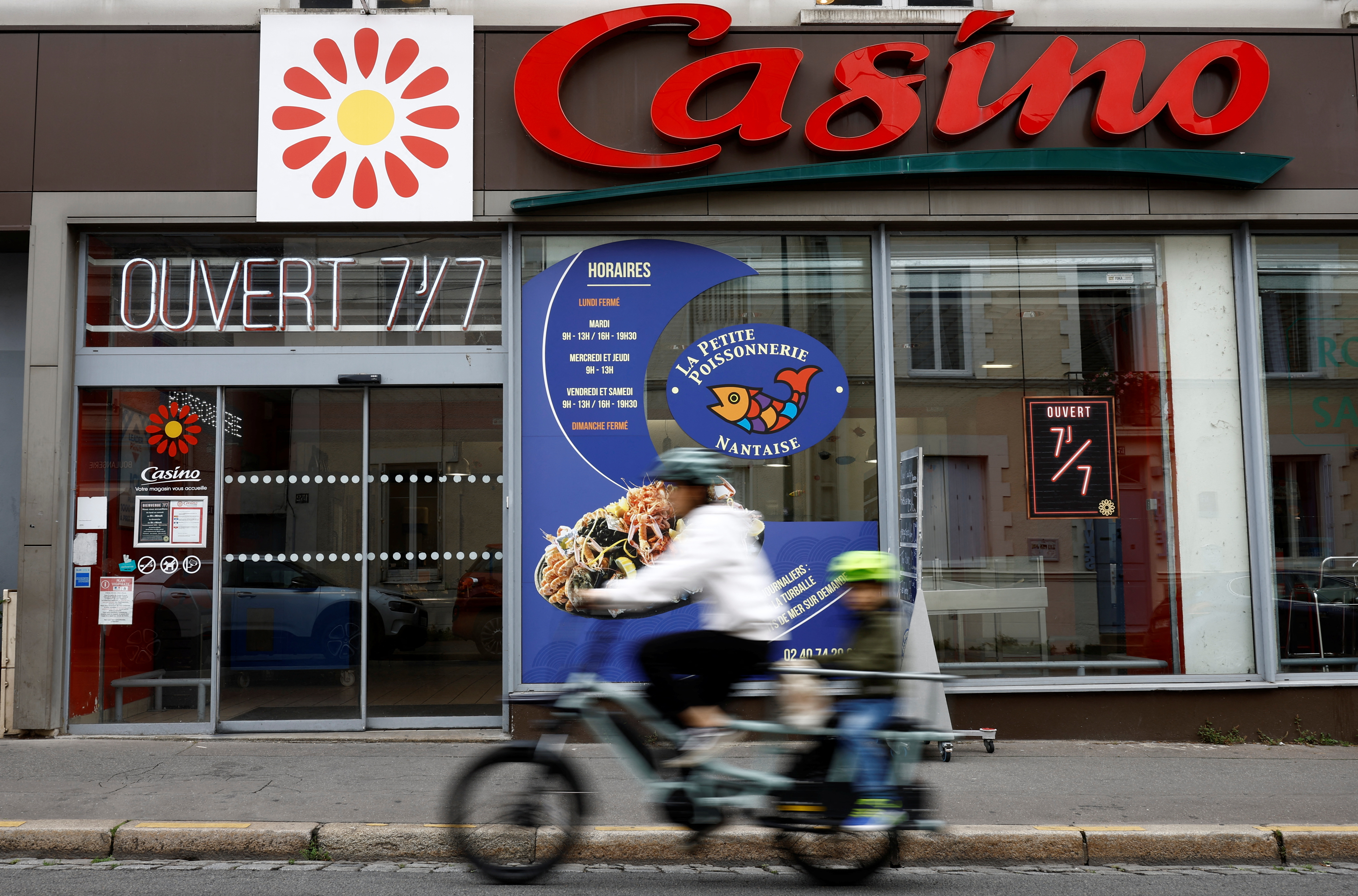 Grande distribution : créanciers et actionnaires de Casino avalisent son plan de sauvetage