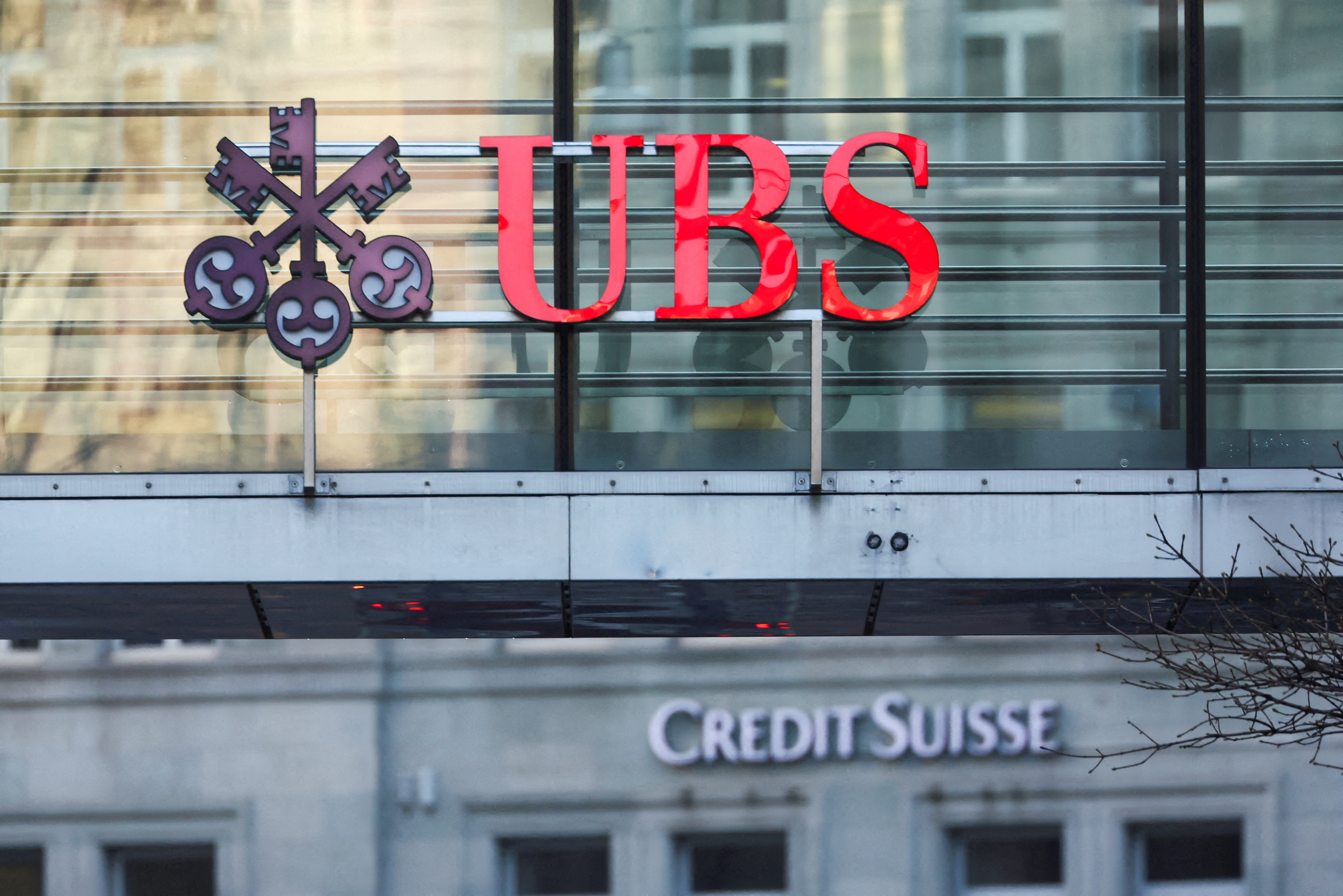 UBS va intégrer Crédit Suisse en Suisse et table sur des économies colossales