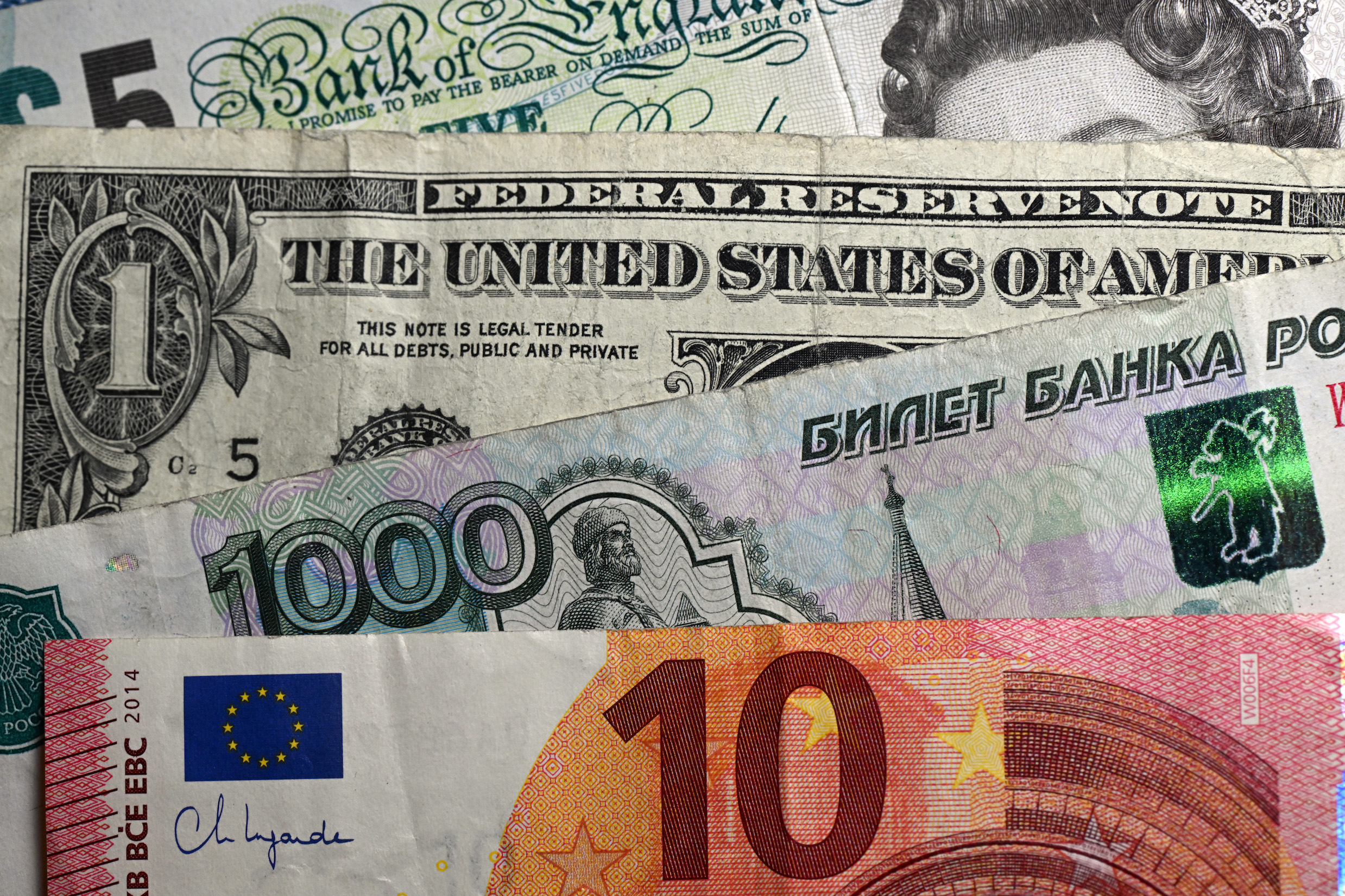 Le rouble au plus bas face au dollar et à l'euro depuis mars 2022