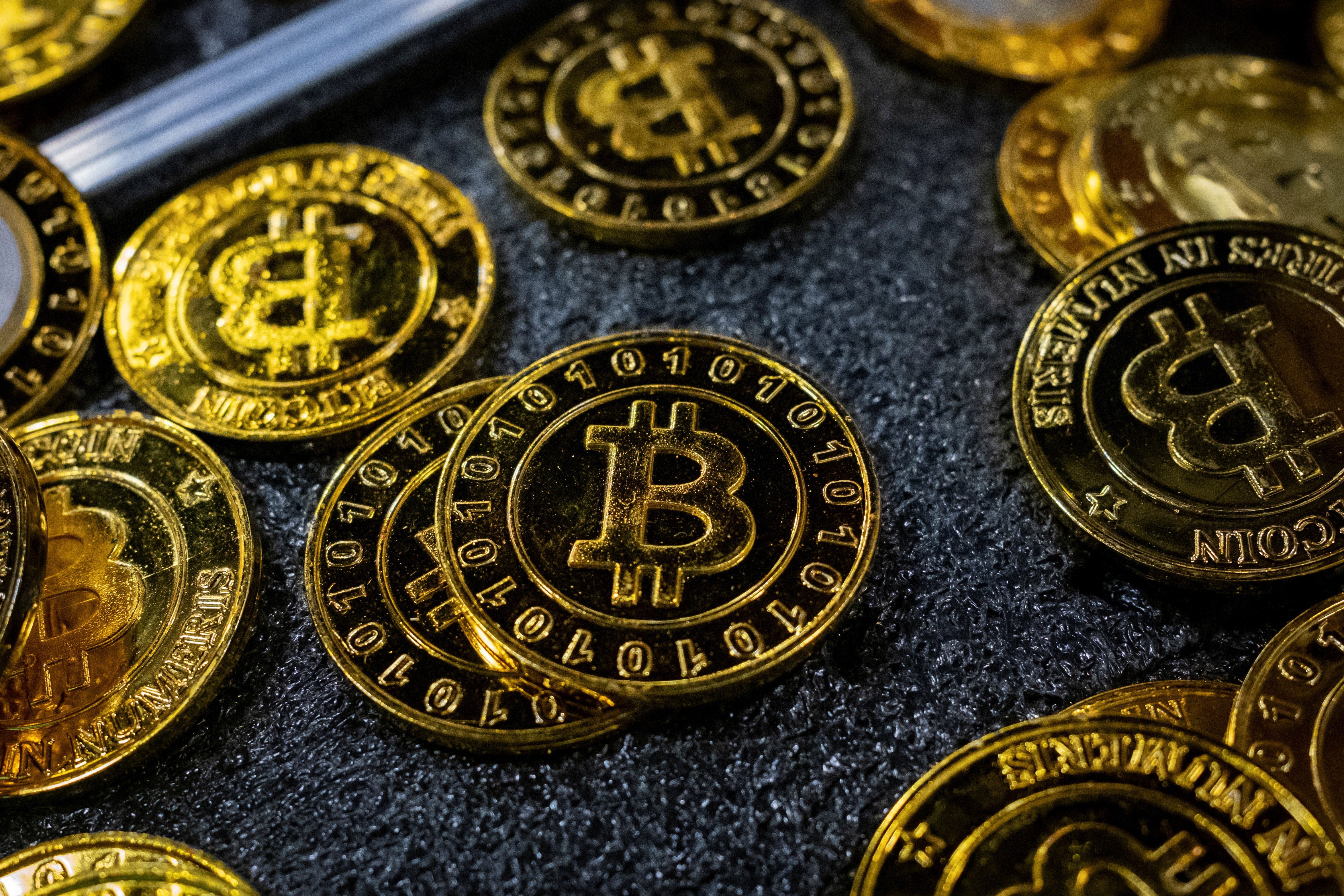 Le bitcoin enchaîne les records historiques et dépasse les 71.000 dollars