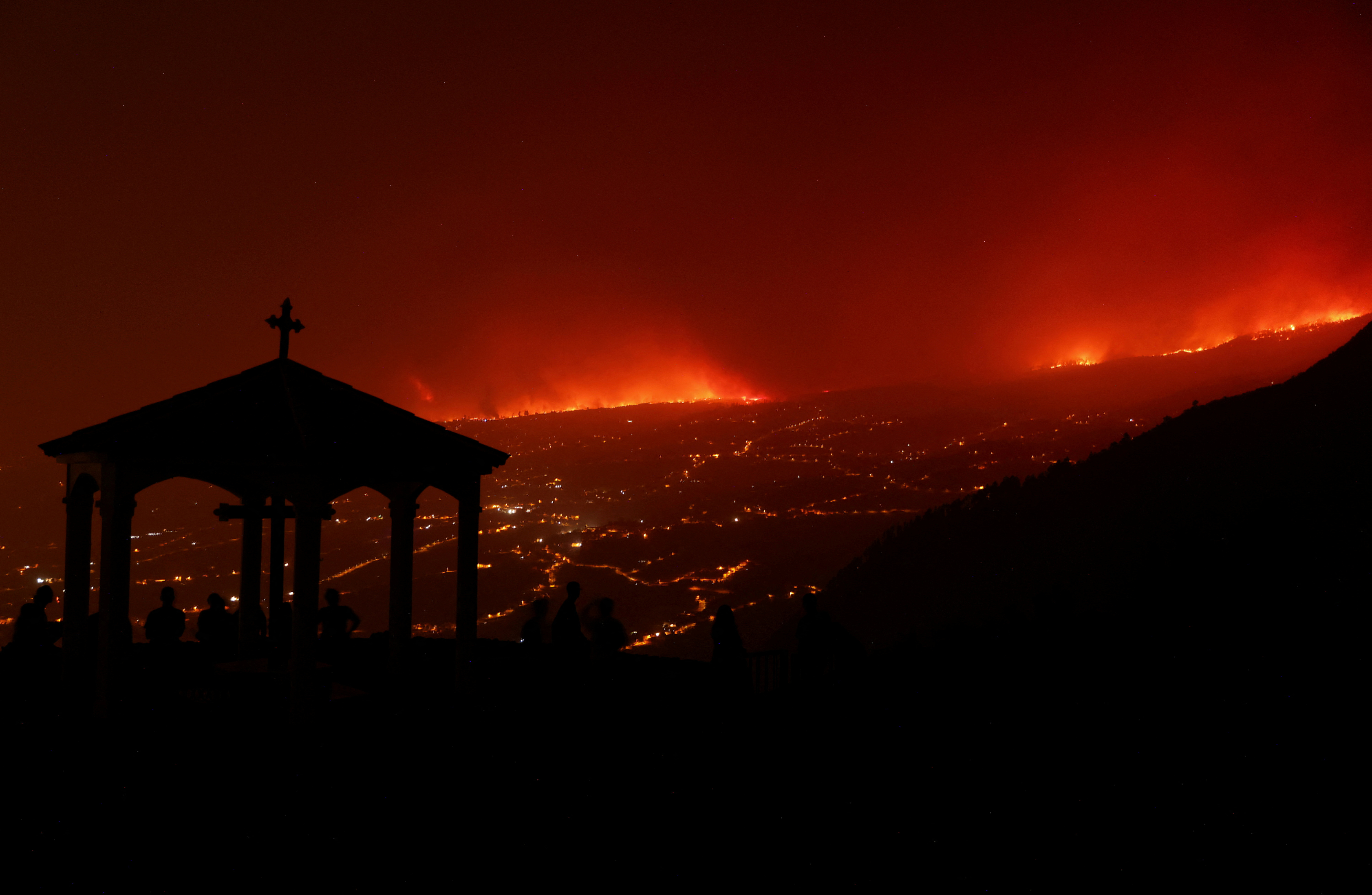 Feu à Tenerife: les pompiers demandent l'évacuation