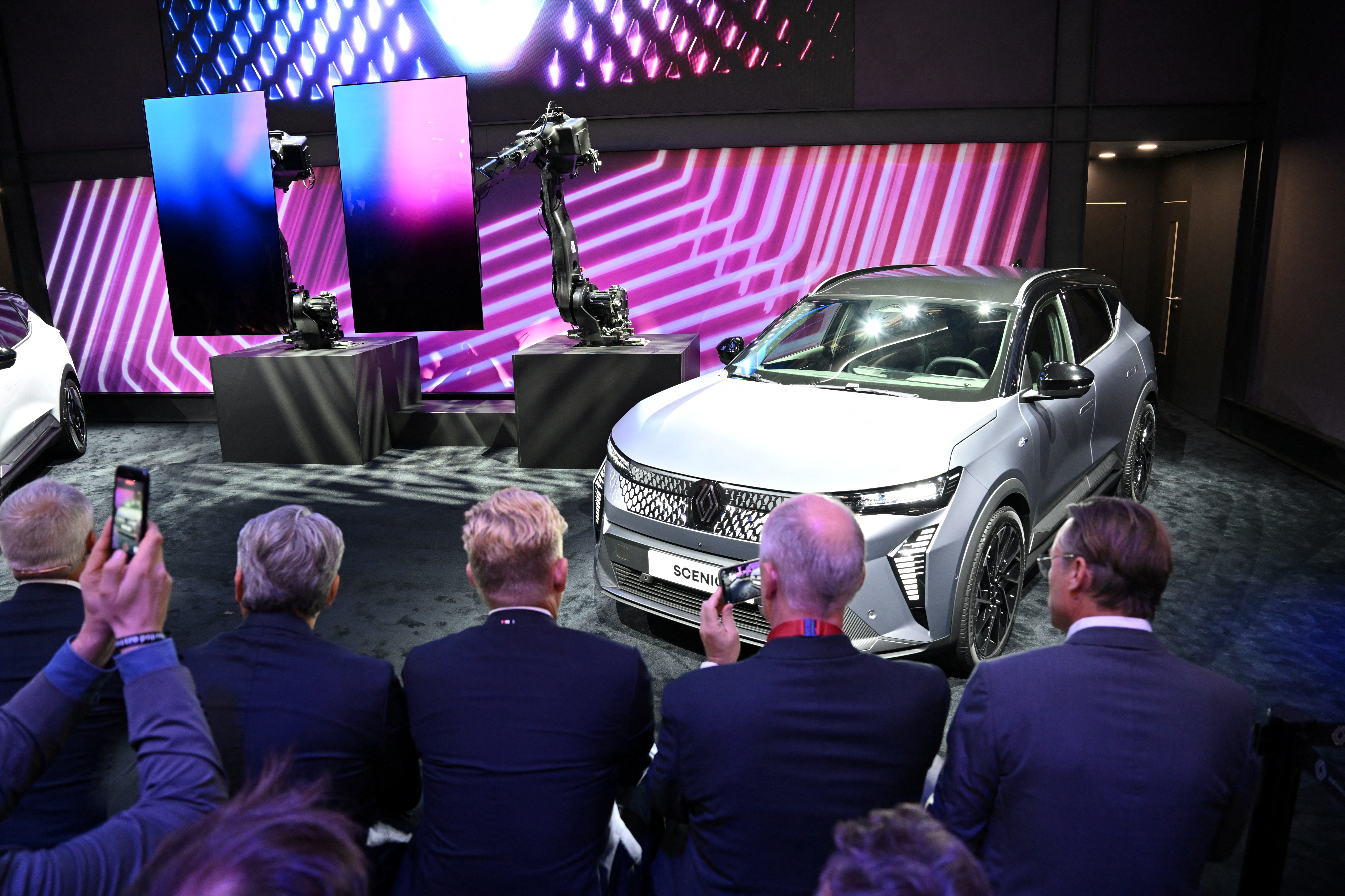 Automobile : Renault dévoile son Scenic électrique « made in France » aux allures de SUV