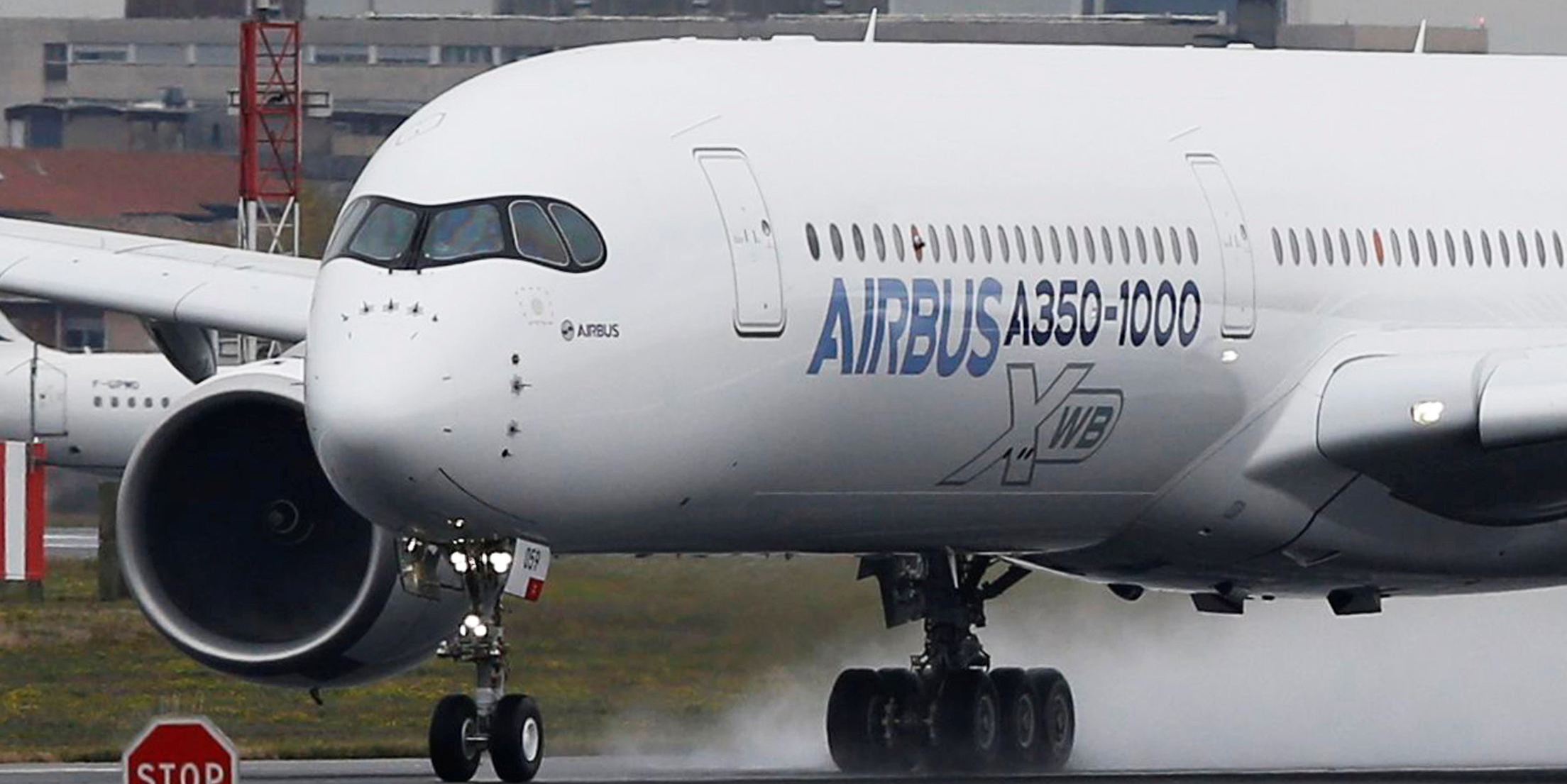 A Dacca, Emmanuel Macron fait état d'un « engagement » du Bangladesh pour acheter dix Airbus A350