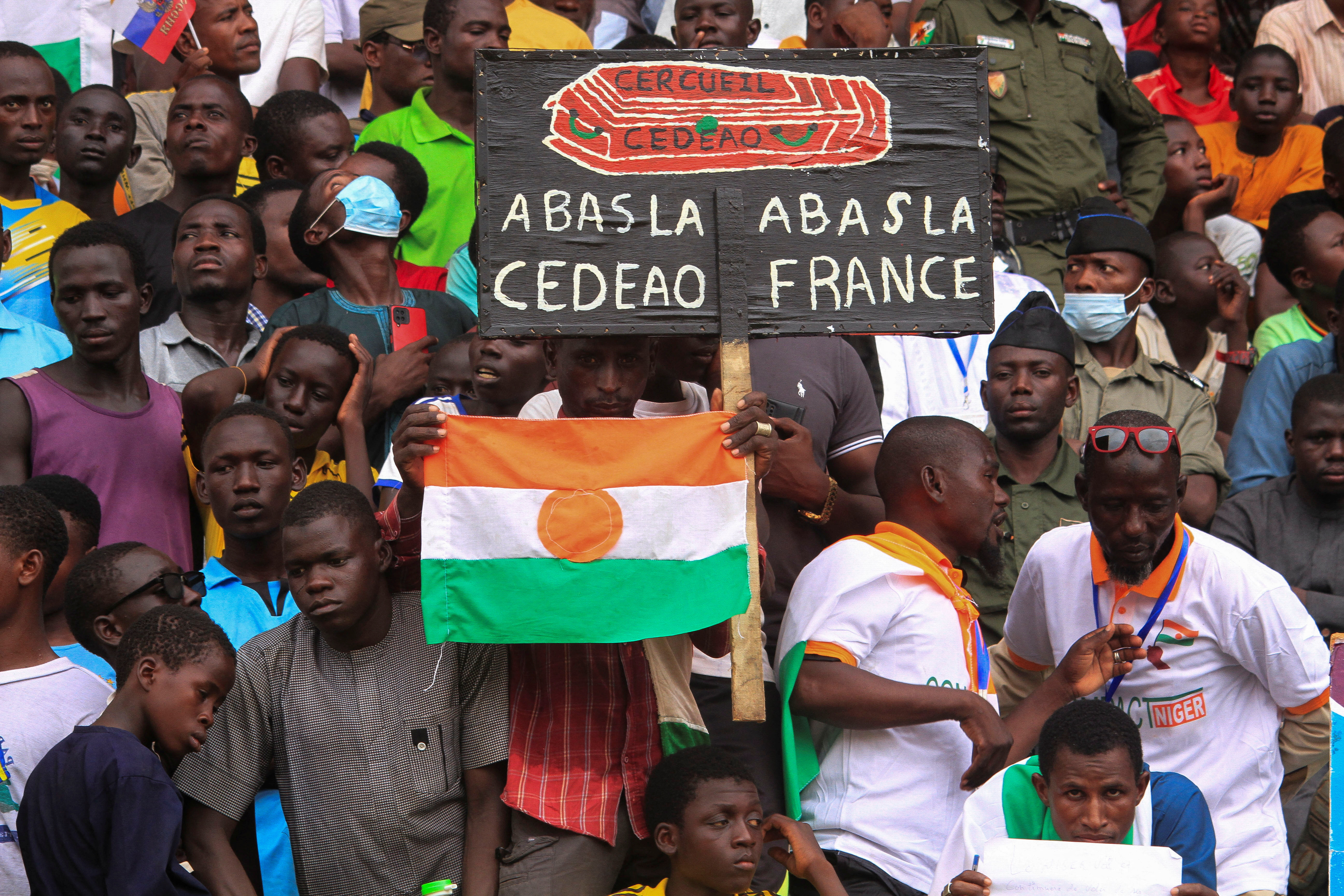 Après le départ du Niger, les incertitudes françaises au Tchad