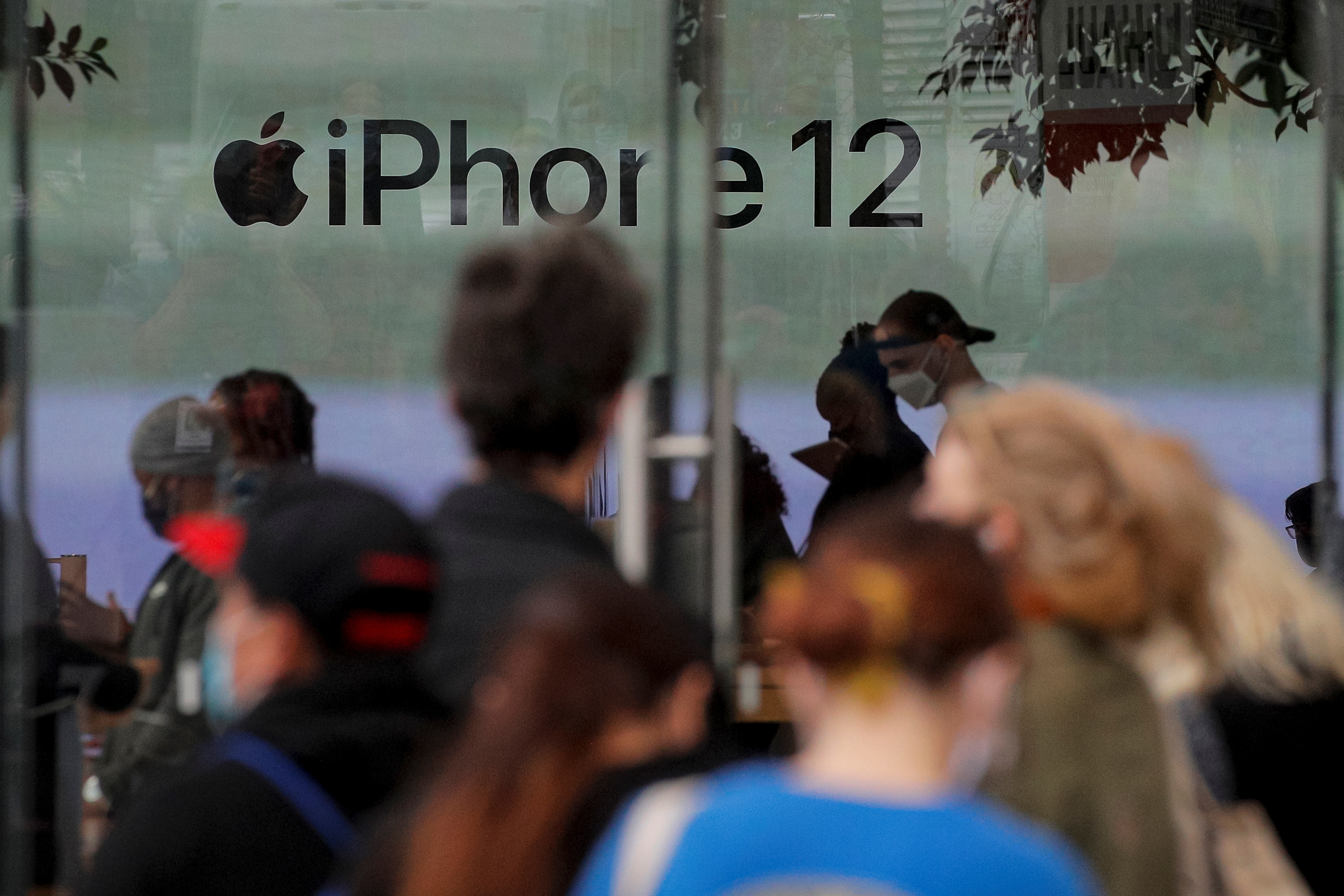 Coup dur pour Apple : l'iPhone 12 interdit de vente en France