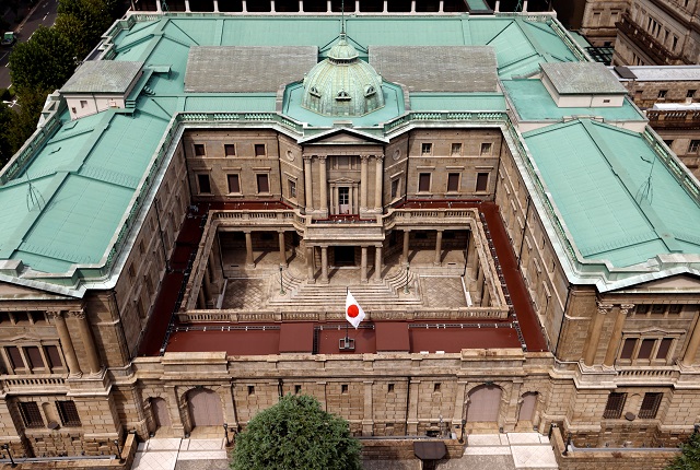 Au Japon, la banque centrale maintient ses taux bas malgré l'inflation