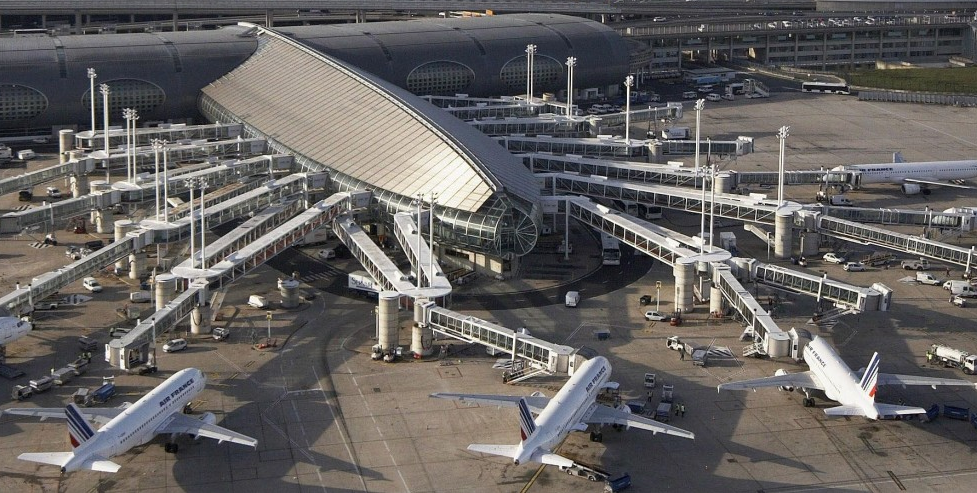 Taxe sur les grands aéroports et les autoroutes : Air France et Eiffage vent debout