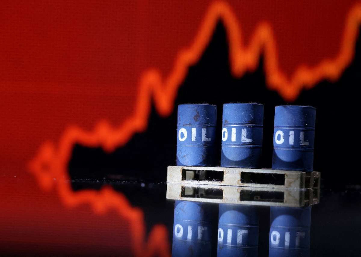 Les prix du pétrole plongent, ce qu'il faut savoir