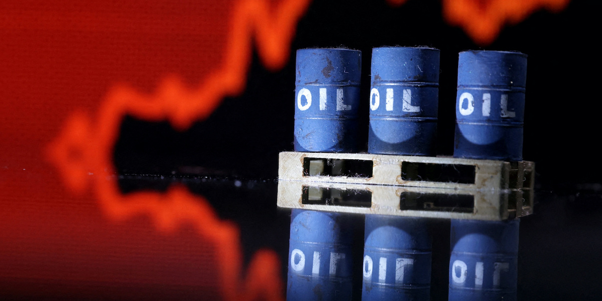 Le baril de pétrole chute temporairement à son point le plus bas