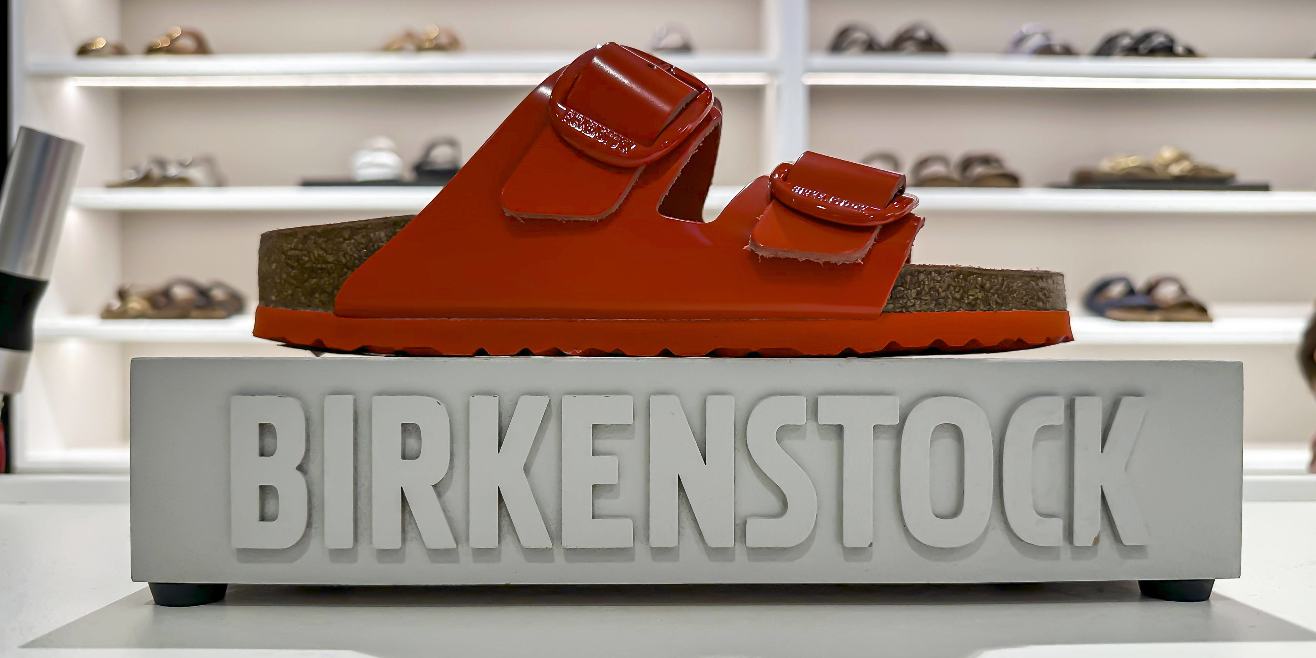 Des semelles allemandes aux tapis rouges américains : les sandales Birkenstock font leur entrée à Wall Street
