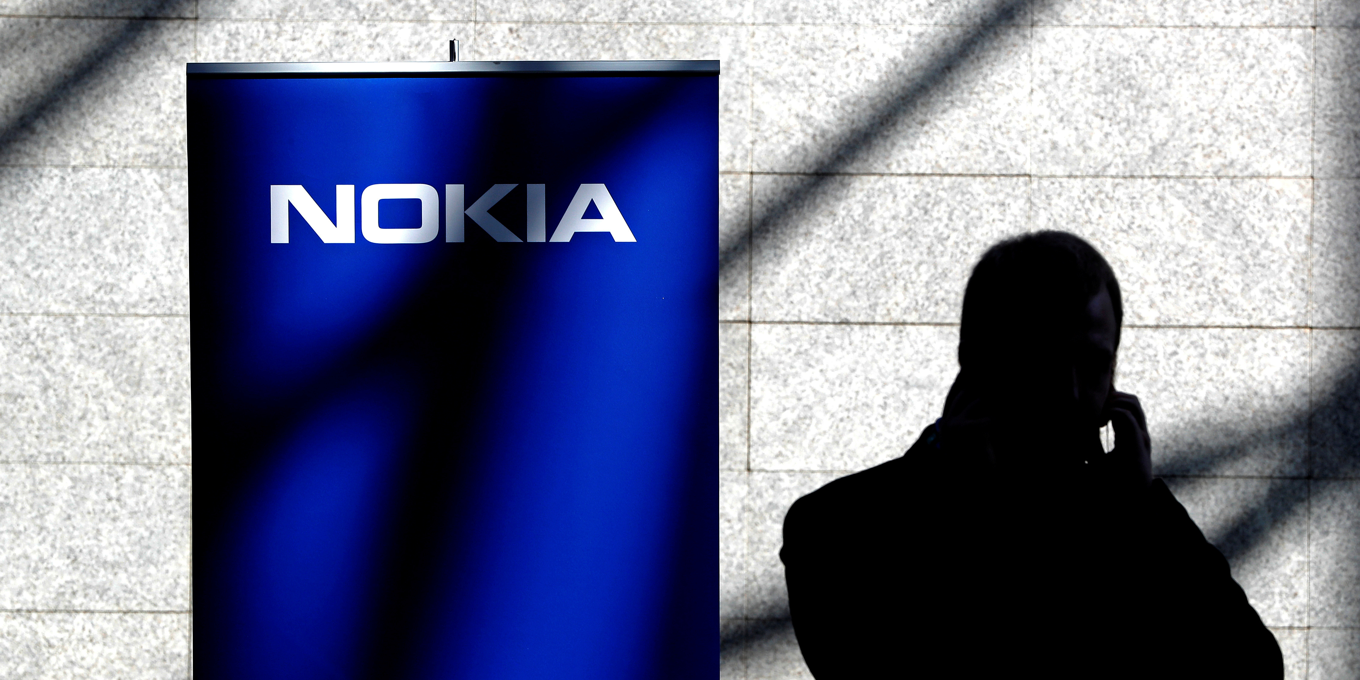 Miné par l'effondrement de ses ventes, Nokia sabre dans ses effectifs