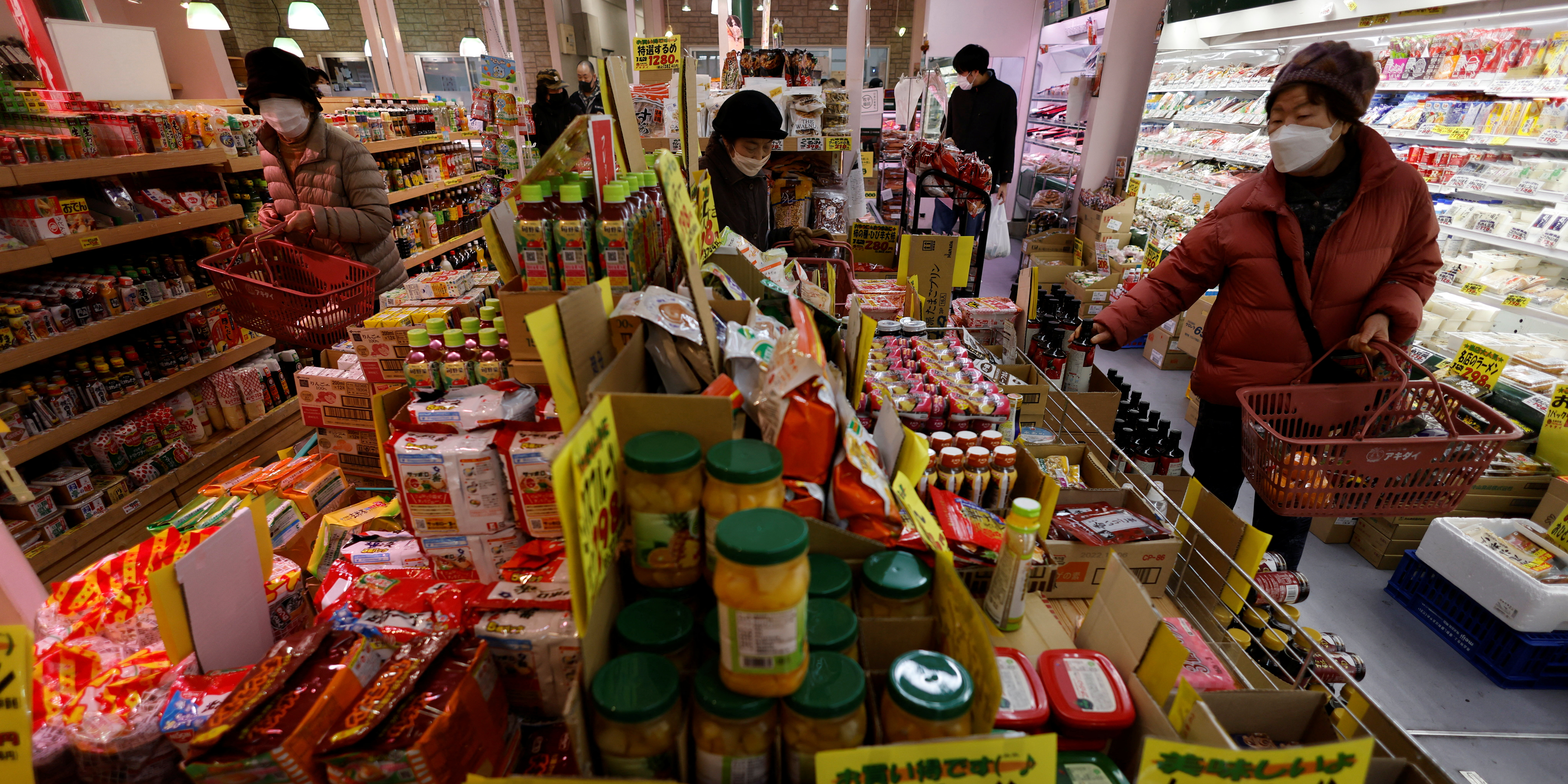 Japon : le Premier ministre promet des baisses d'impôt pour soulager les ménages