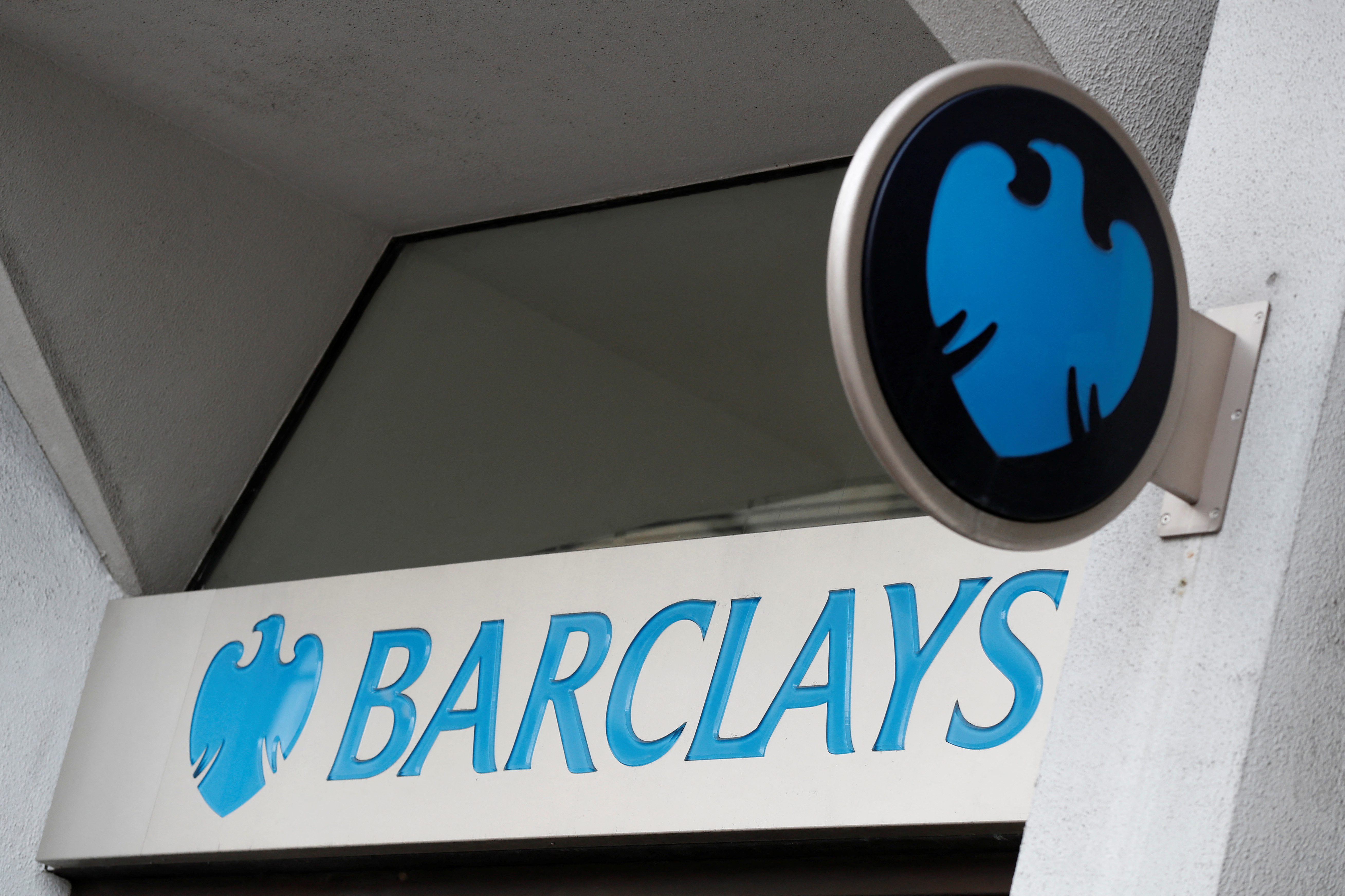 La banque Barclays cesse de financer les hydrocarbures, encore « insuffisant » pour les ONG