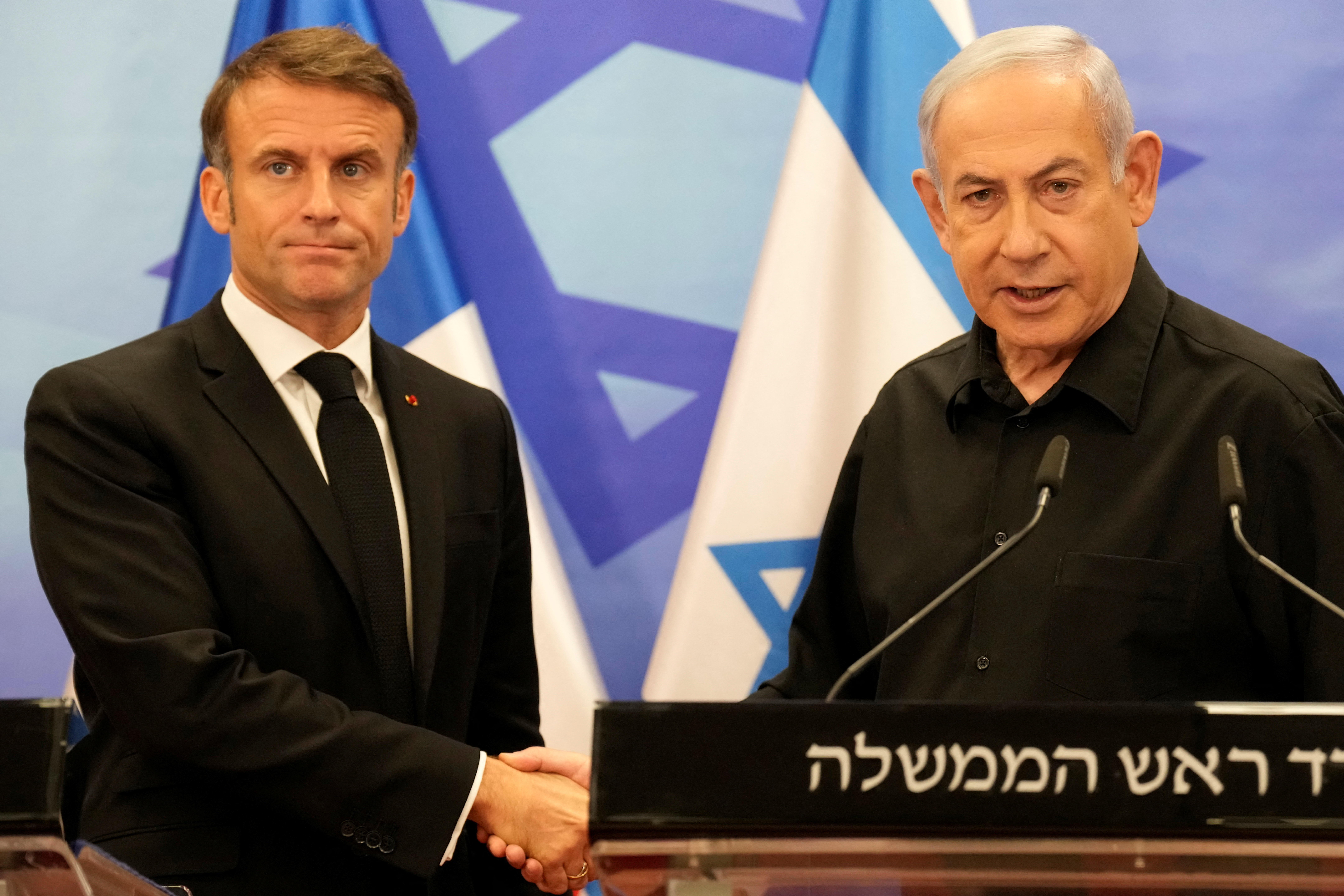 En Israël, Emmanuel Macron prône une « coalition » internationale contre le Hamas