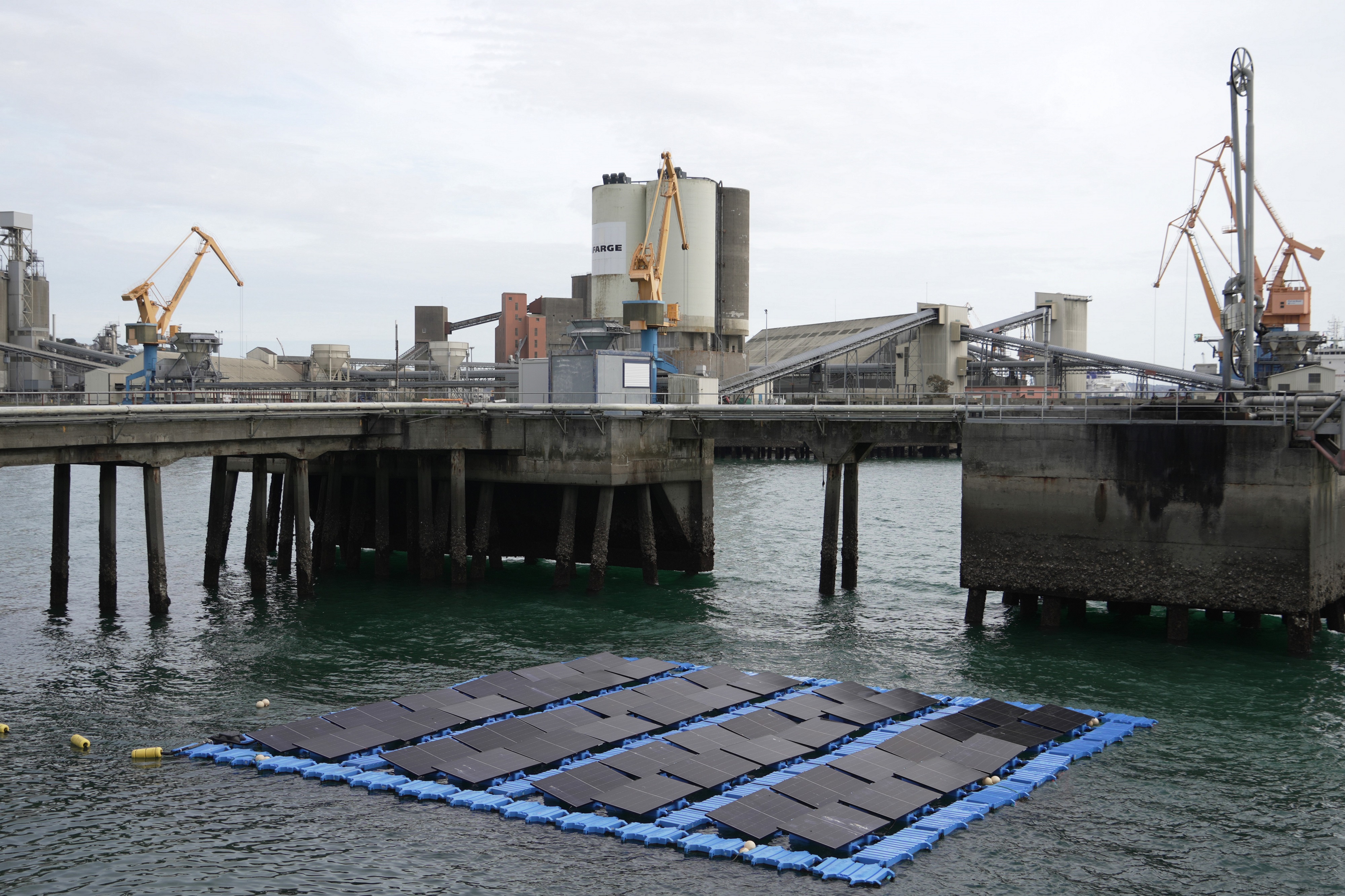 Décarbonation : le port de Brest accélère et teste un panneau solaire flottant