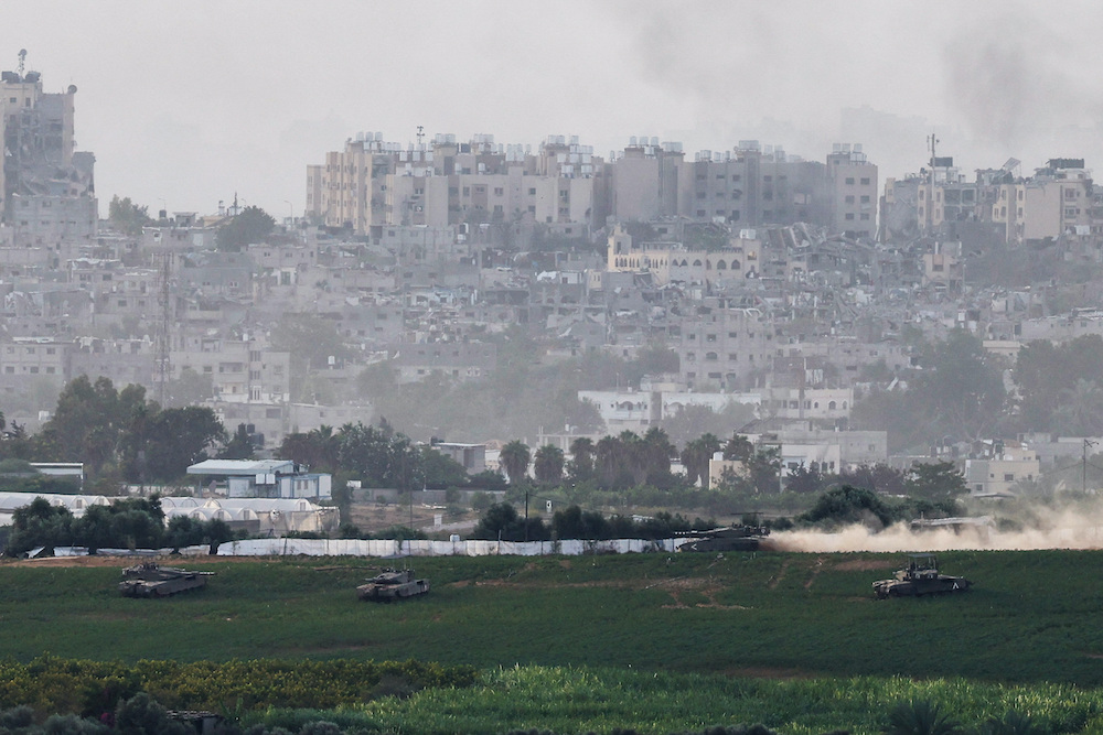 Israël assure encercler la ville de Gaza, Blinken attendu au Proche-Orient