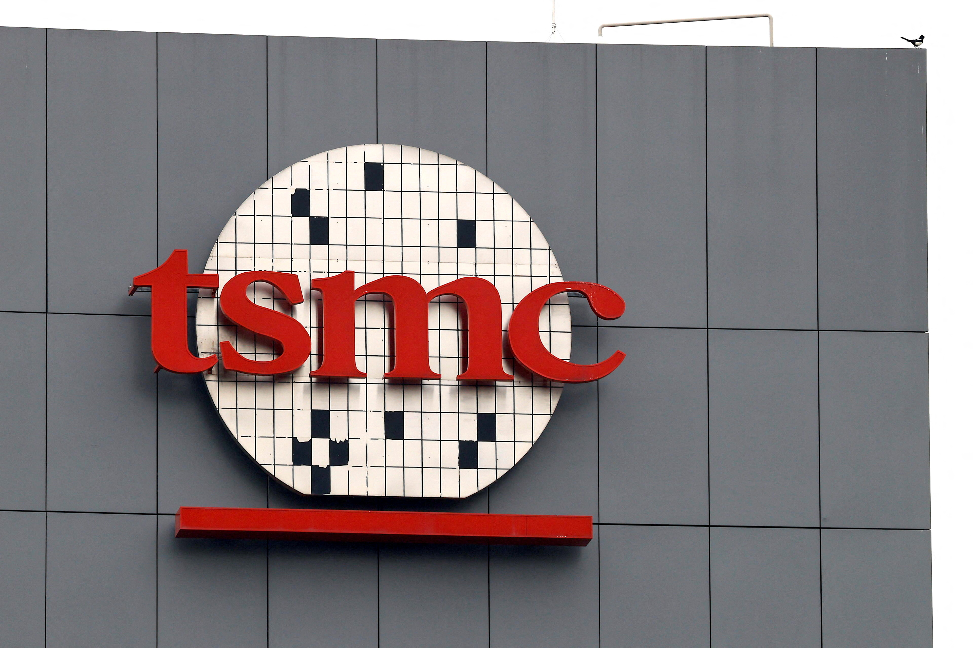 Puces électroniques : le géant taïwanais TSMC inaugure une méga-usine au Japon.