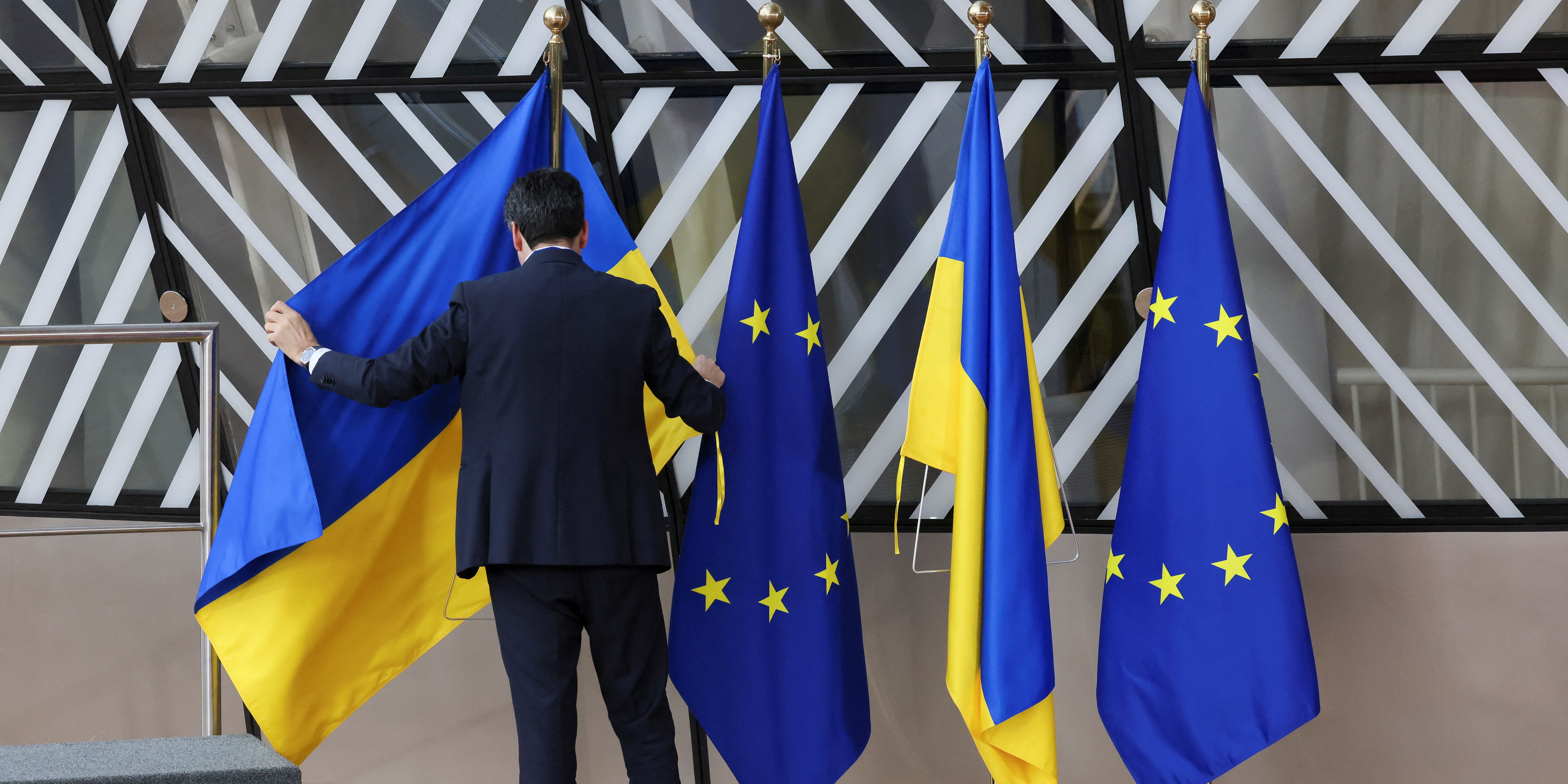 Adhésion à l'UE: l'Ukraine obtient le feu vert de Bruxelles pour ouvrir les négociations