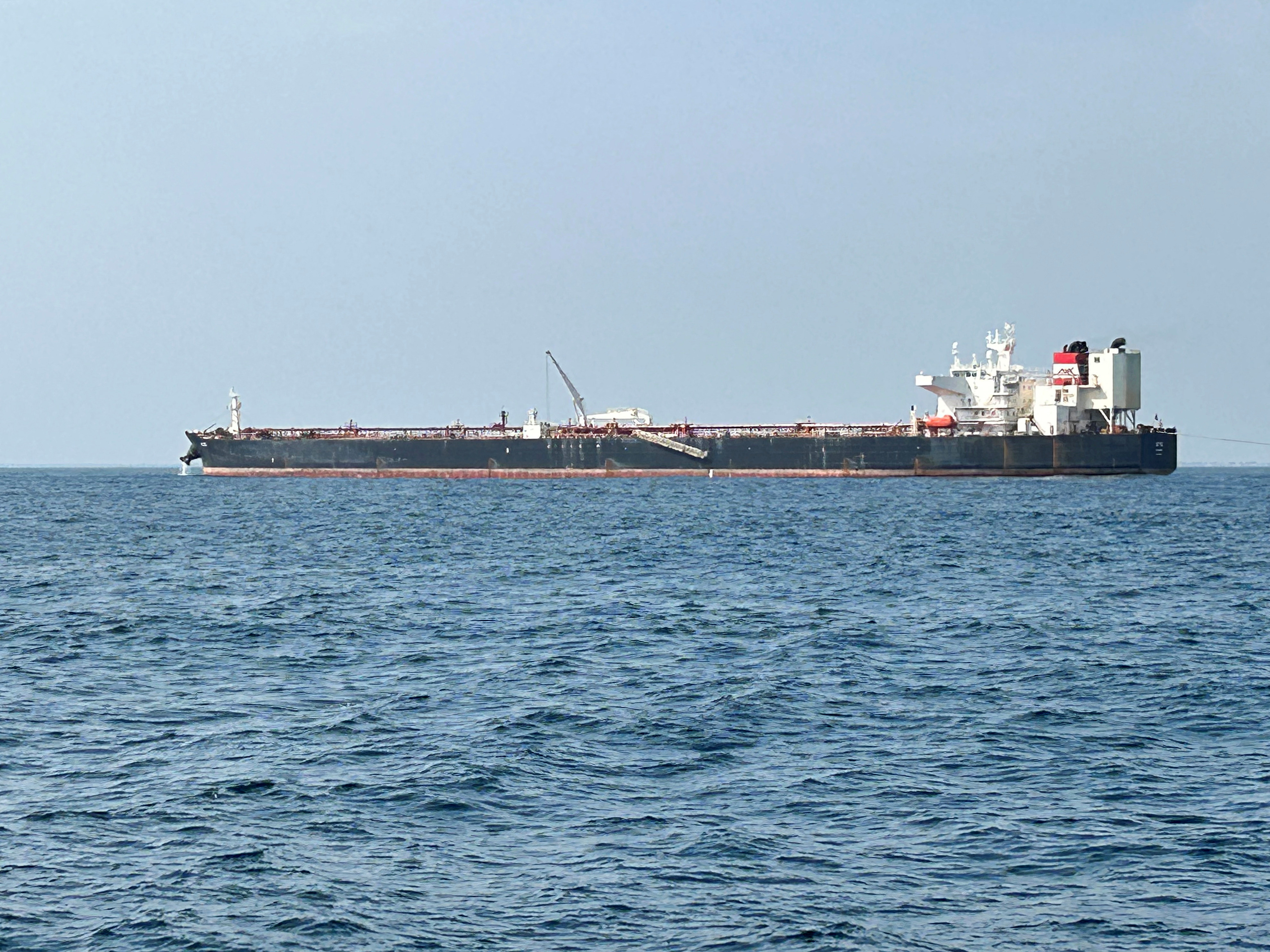 Tension extrême en mer Rouge : un pétrolier touché par un missile tiré par les Houthis