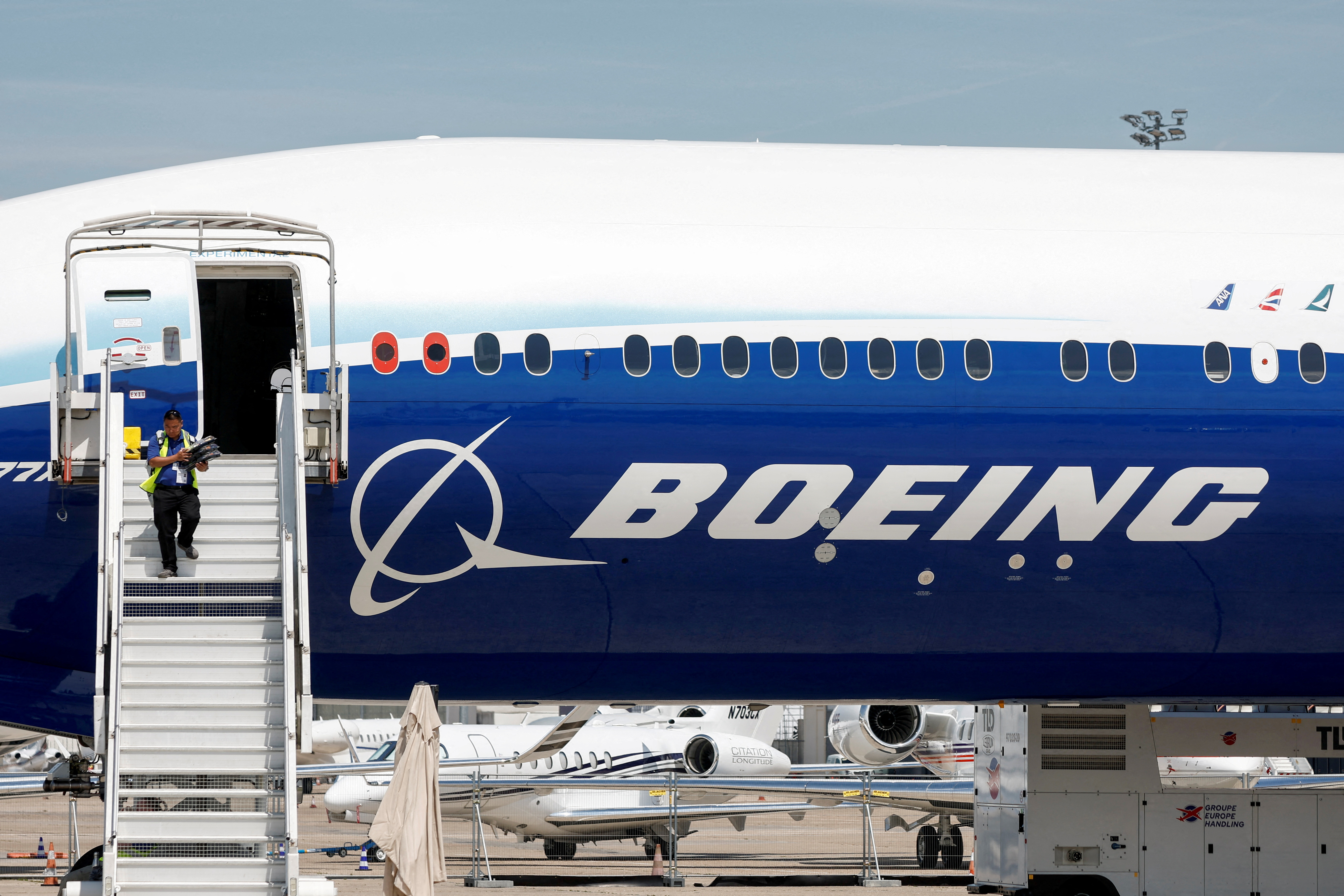 Nouvel incident sur un Boeing : un B-777 de United perd une roue de 250 kilos qui endommage plusieurs voitures