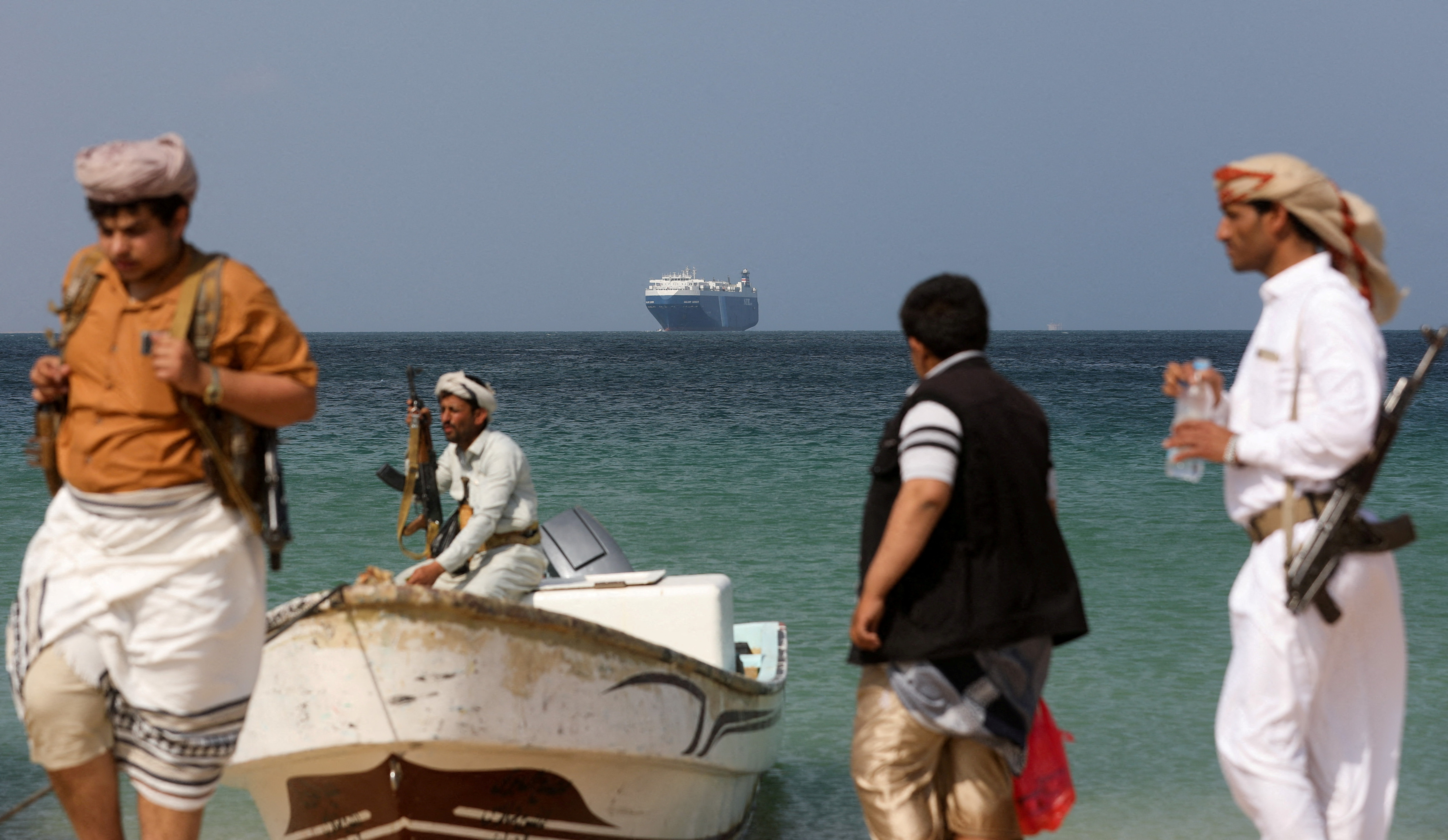 Attaques des Houthis en mer Rouge : les navires de Maersk évitent le détroit stratégique de Bab al-Mandeb