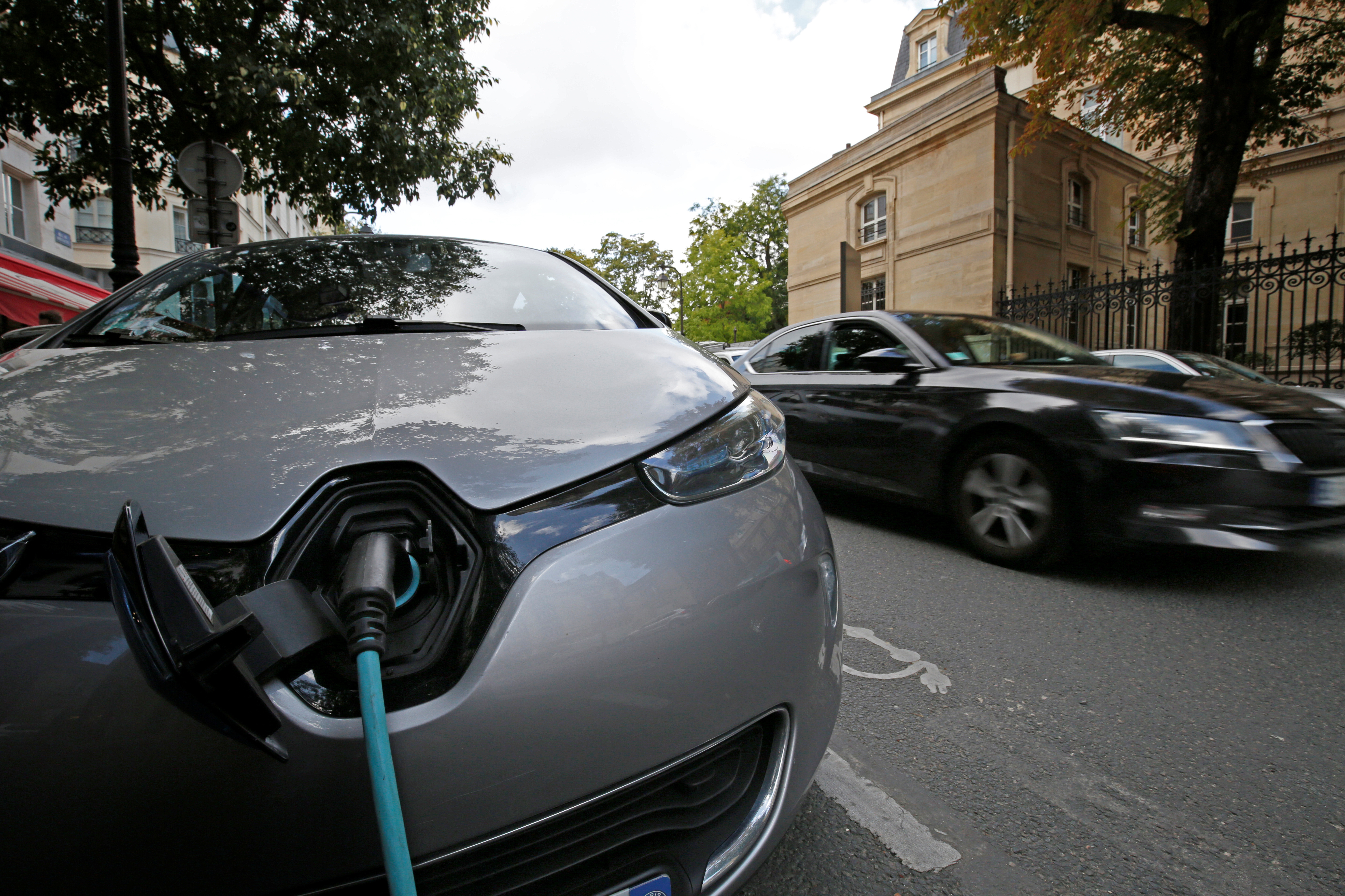 A Paris, les propriétaires de SUV électrique ou hybride devront finalement payer un stationnement « résident »