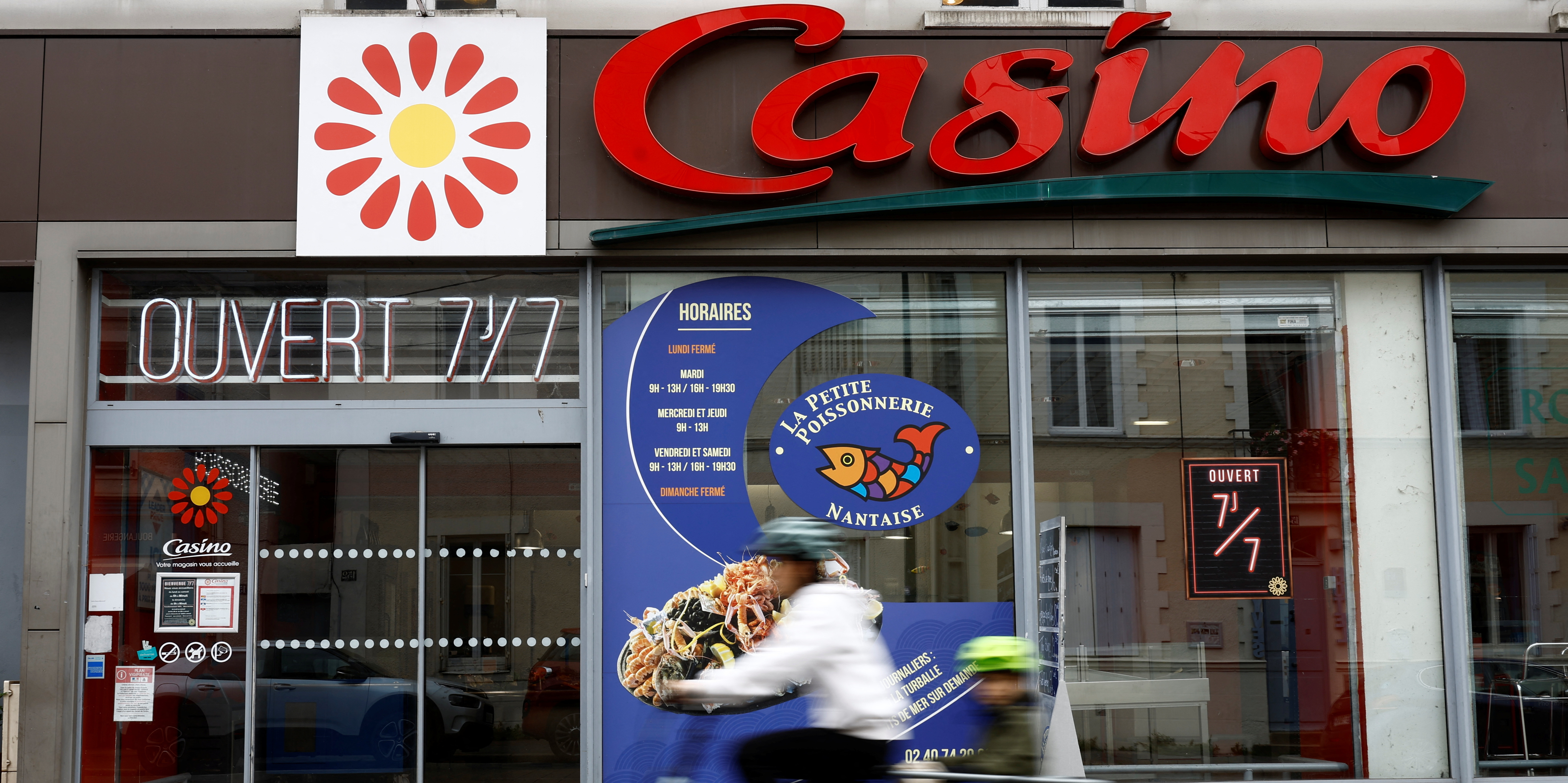 Casino: employés et élus battent le pavé à Saint-Etienne pour sauver leurs emplois