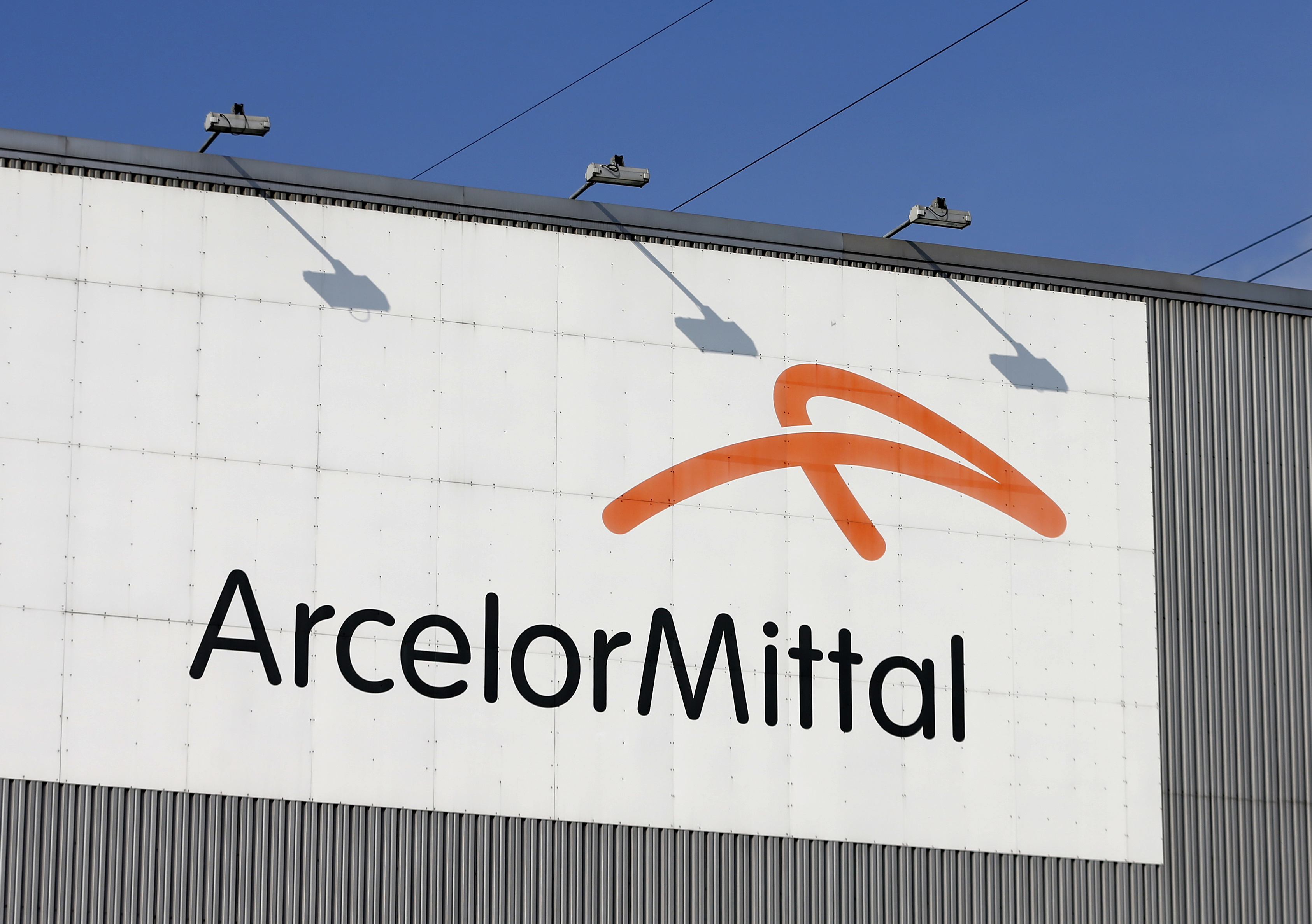 Embourbé dans l'aciérie de Tarente, ArcelorMittal espère toujours vendre ses parts à l'Etat italien