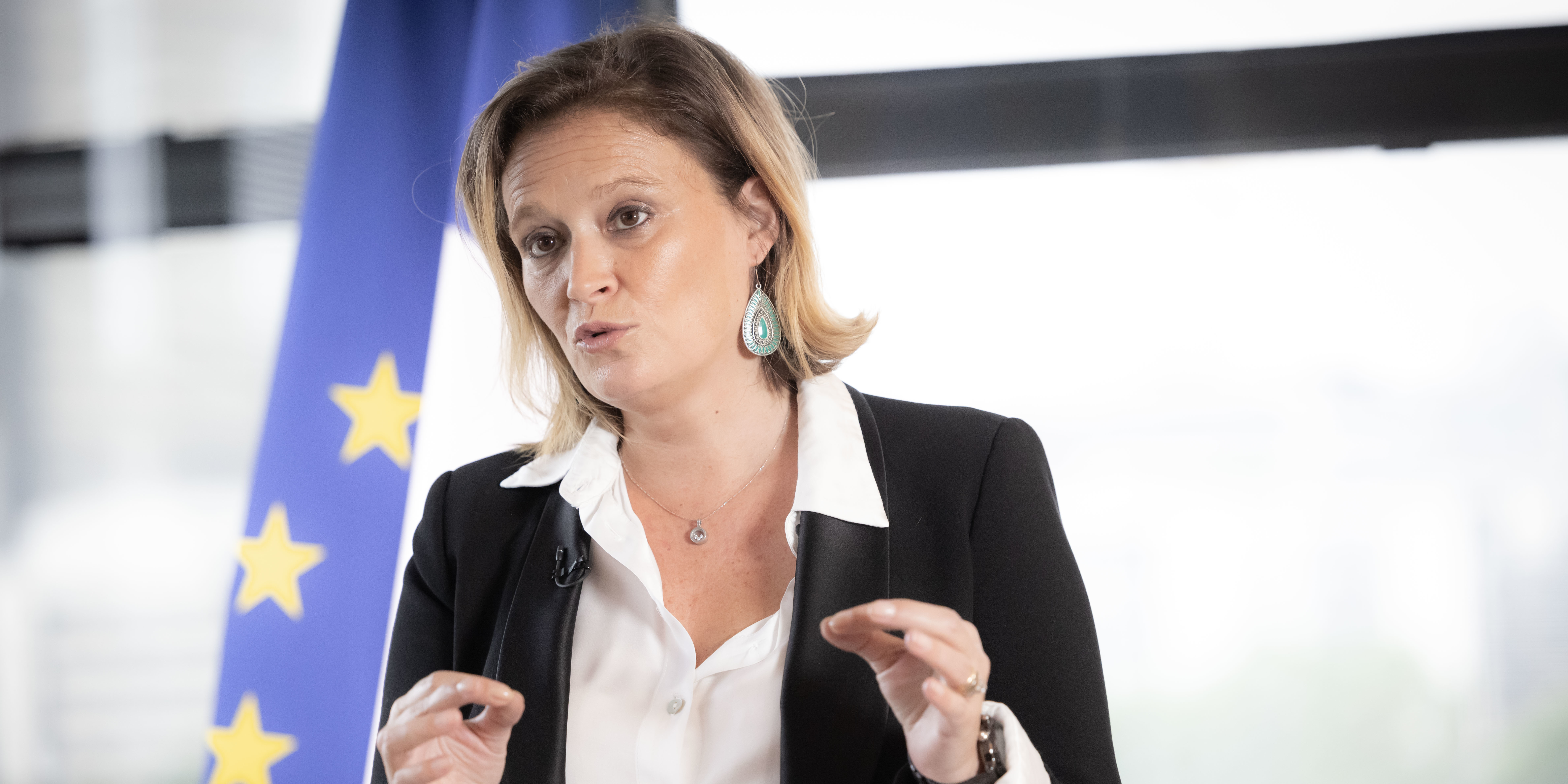 En Corse, la ministre Olivia Grégoire promeut l'installation de petits commerces ruraux