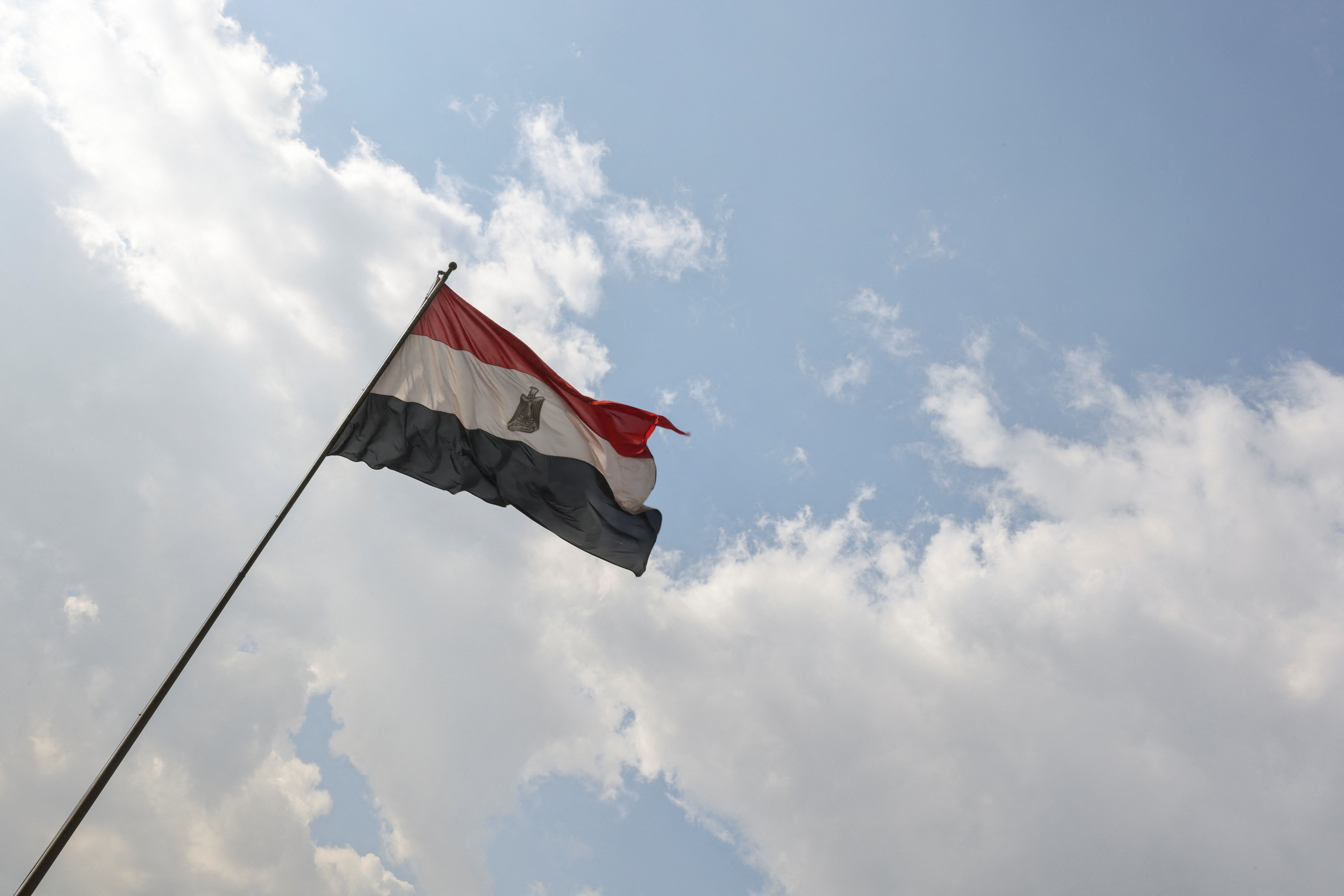 Face à la pire crise économique de son histoire, l'Egypte augmente son taux d'intérêt et sa monnaie plonge