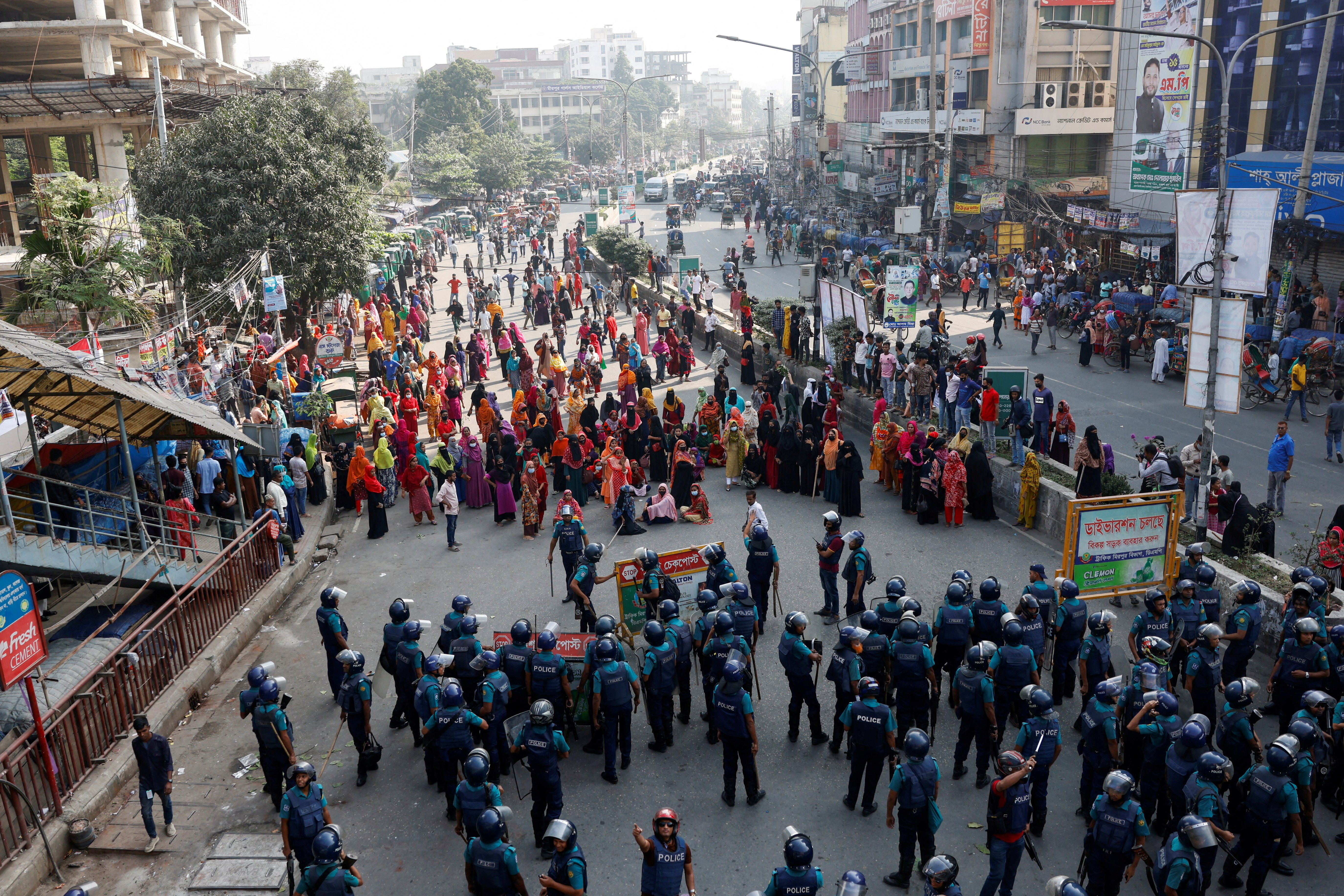Bangladesh : au moins 50 morts dans des heurts entre pro et anti-gouvernement