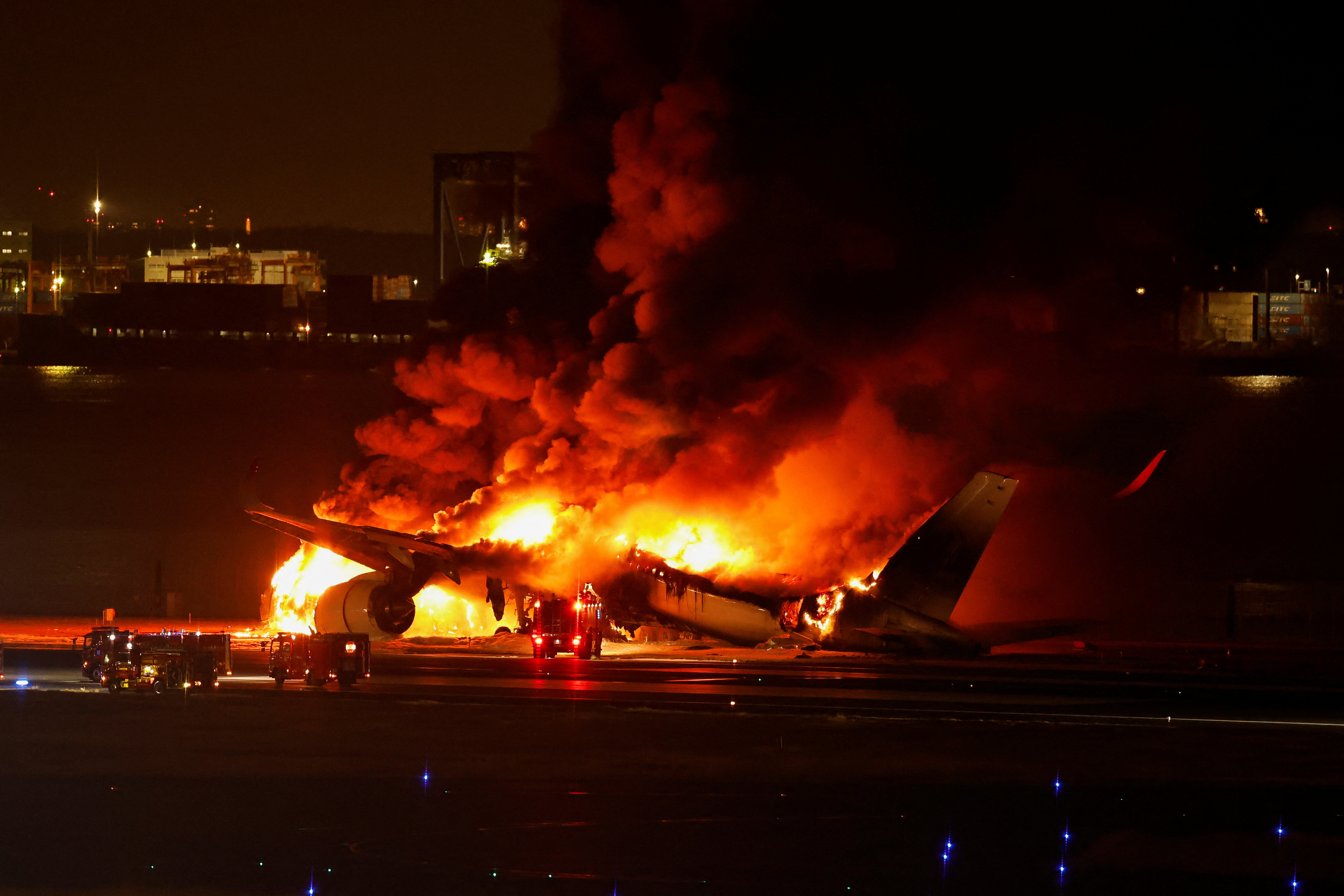 Collision mortelle à l'aéroport de Tokyo : Japan Airlines affirme que son avion avait l'autorisation d'atterrir