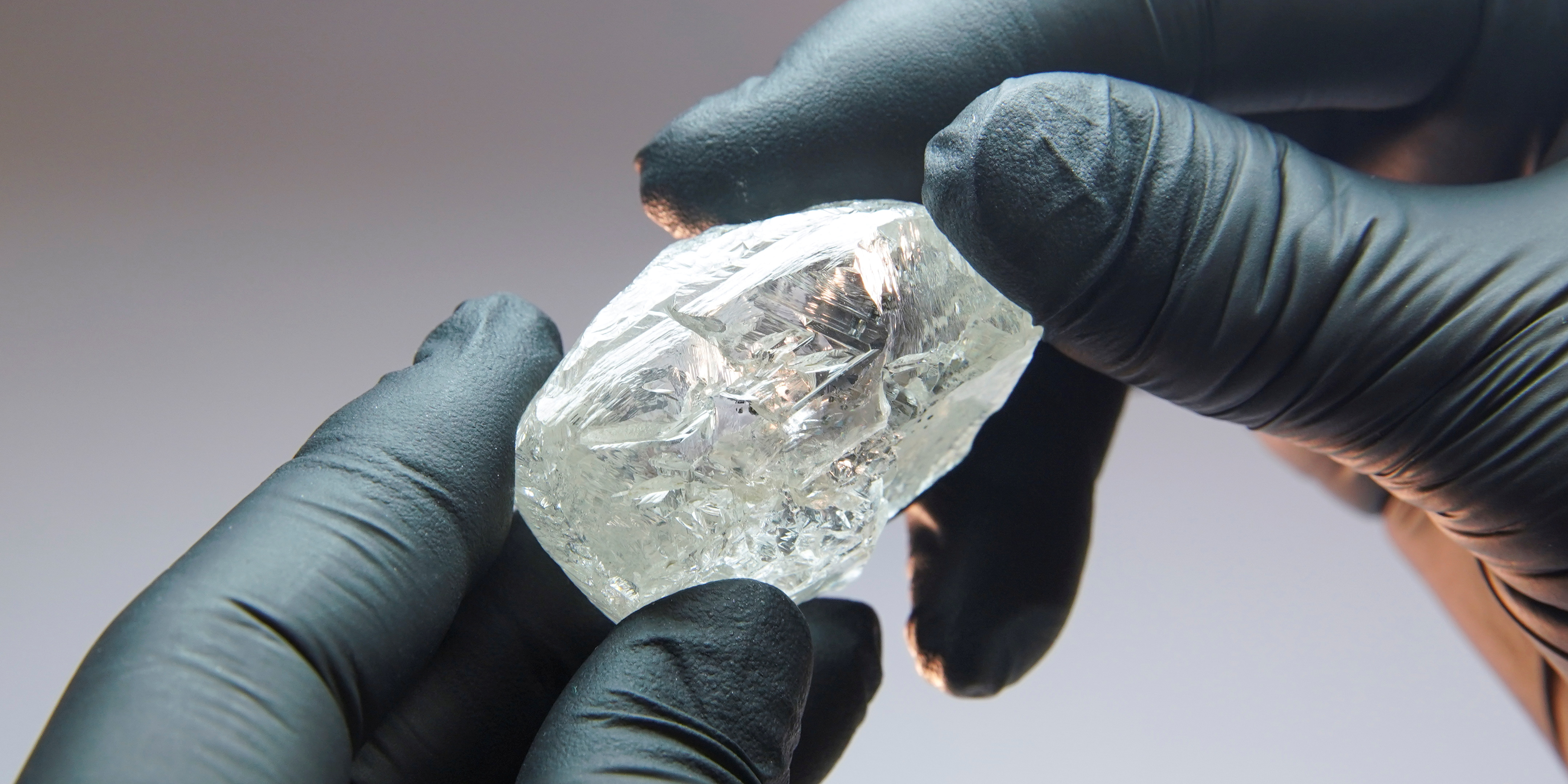 Russie : le plus gros producteur de diamants sanctionné par l'Union européenne