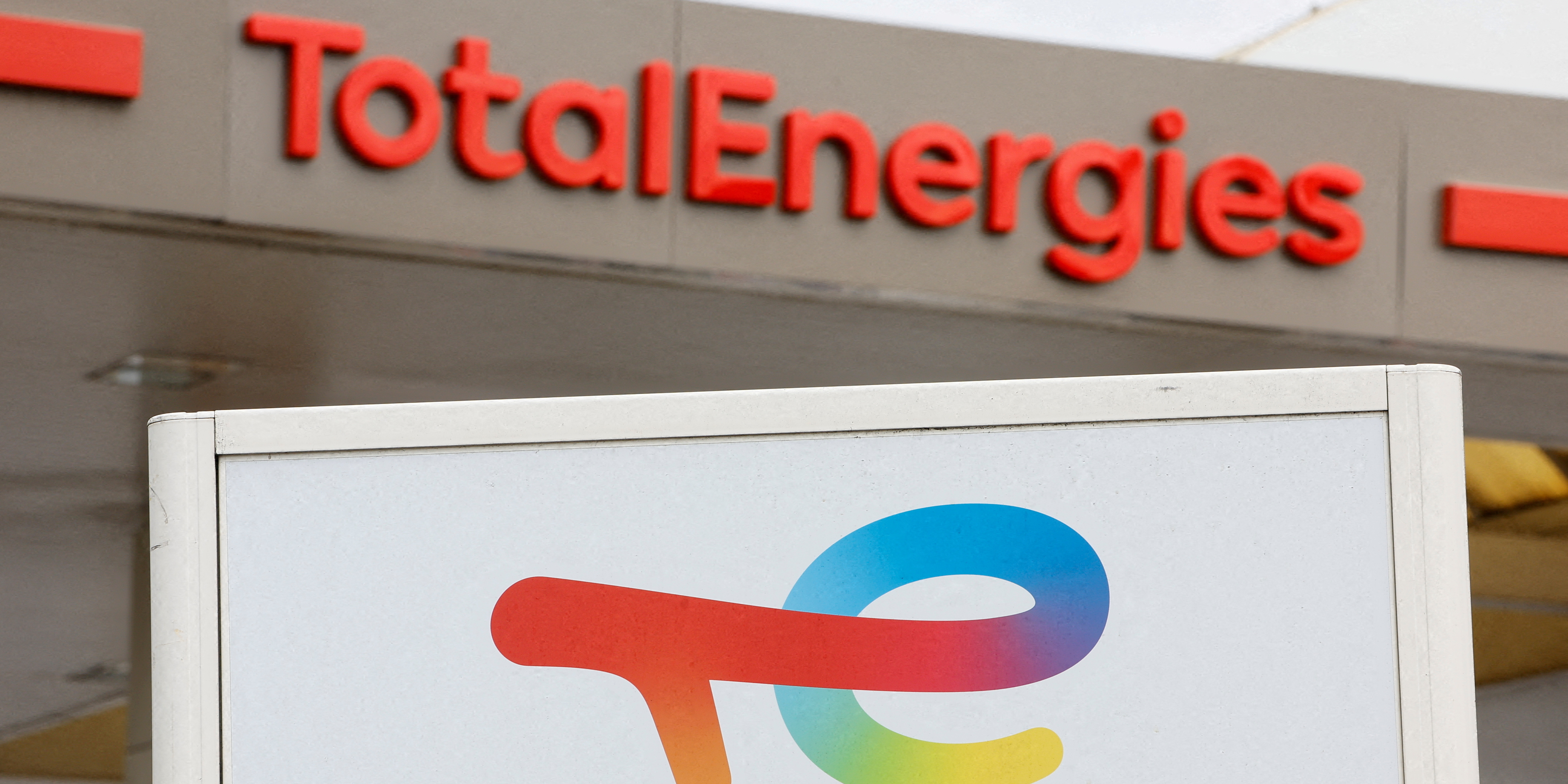 TotalEnergies cède ses stations-services à Couche-Tard dans plusieurs pays