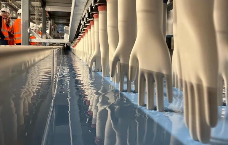 Dans la Sarthe, la réindustrialisation française des gants nitrile est en marche