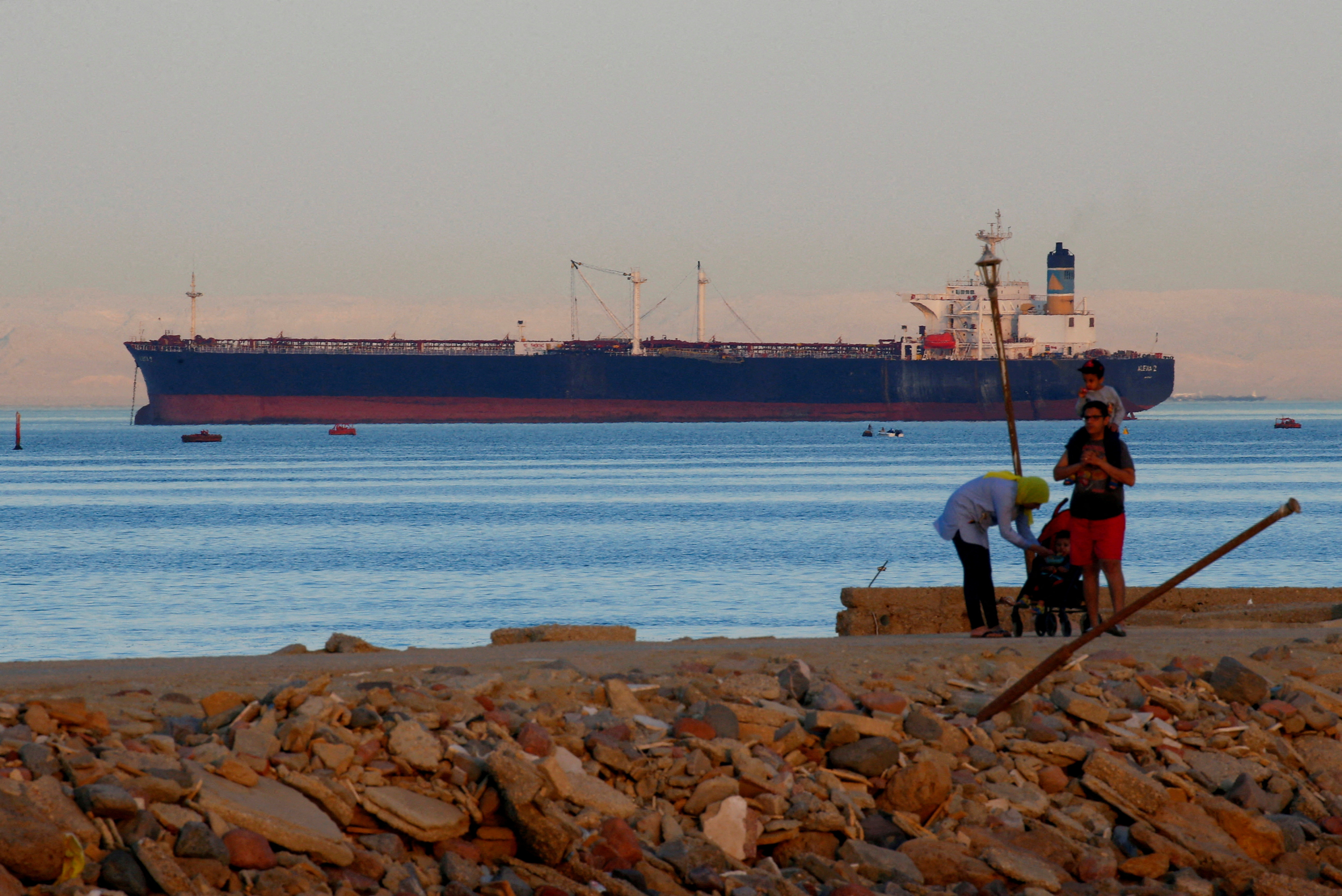 Attaques des Houthis en mer Rouge : le commerce transitant par le canal de Suez chute de 42%