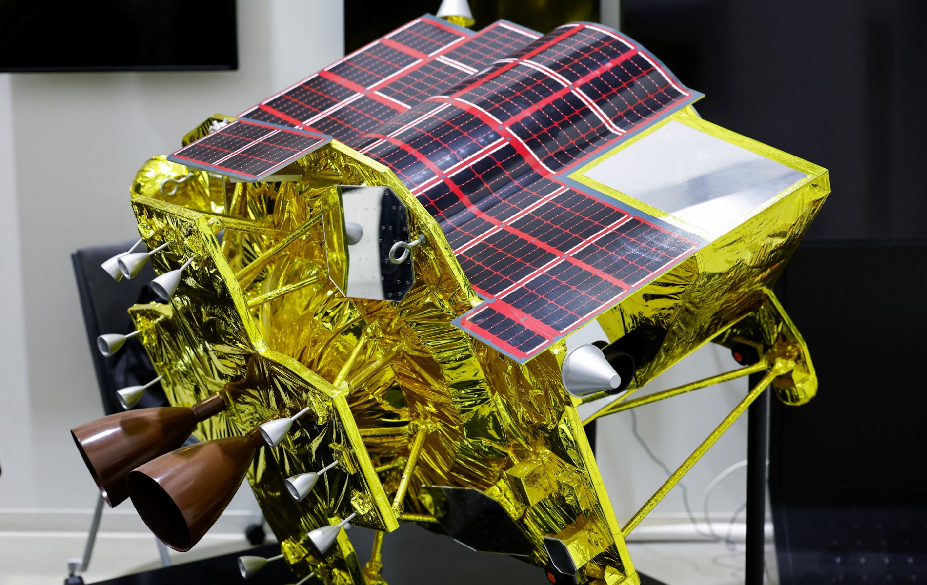 Malgré le succès de son alunissage, le module spatial japonais SLIM pourrait manquer d'électricité