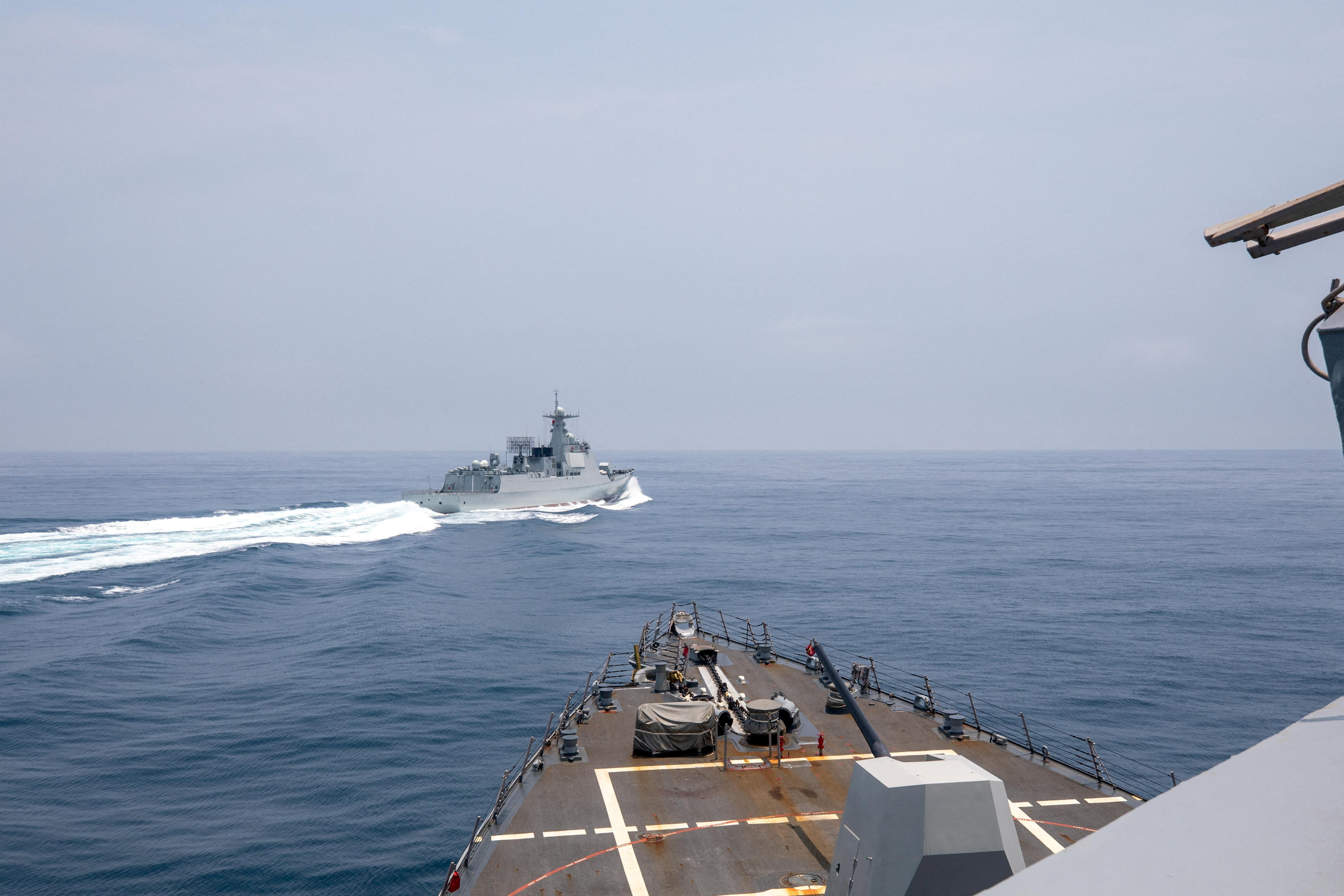Un navire de guerre américain traverse le détroit de Taïwan et irrite encore Pékin