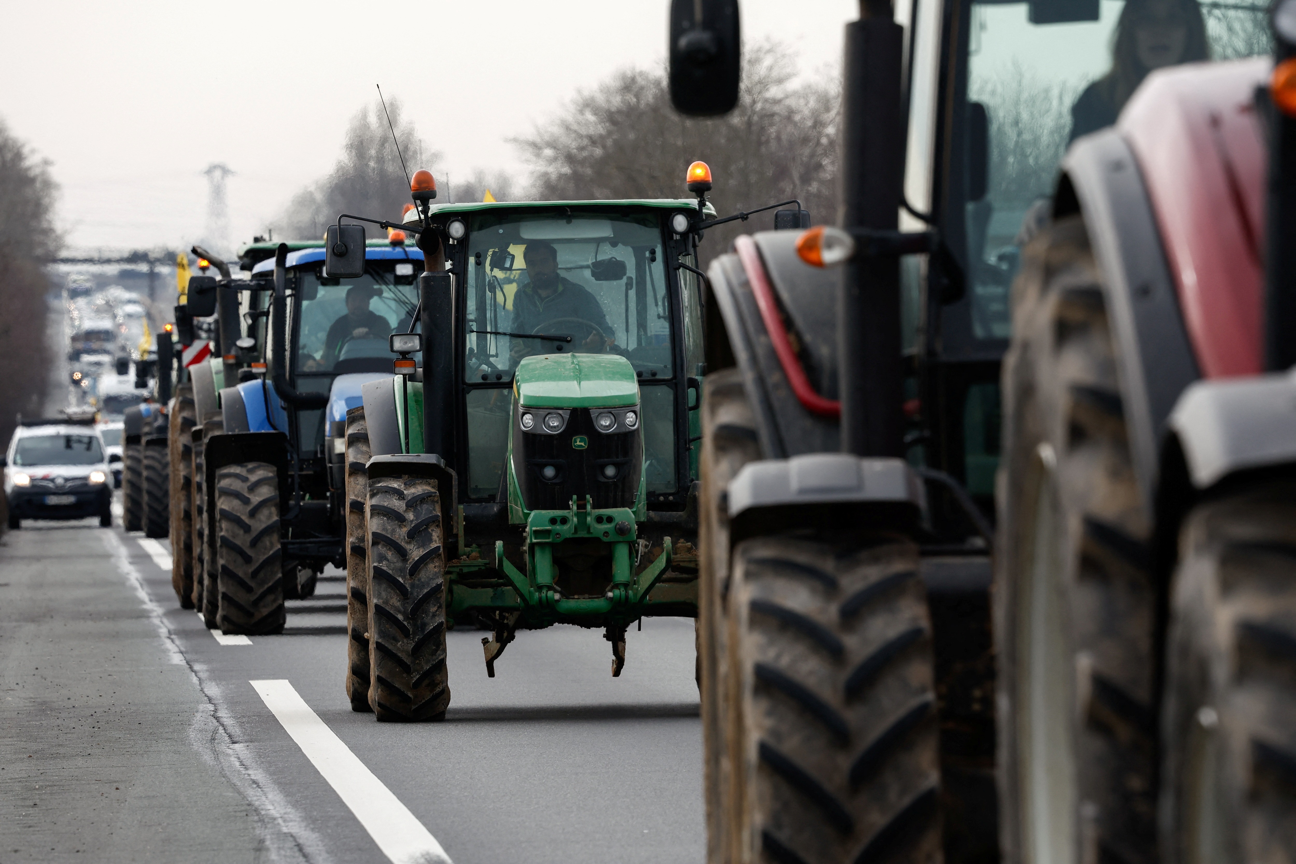 Agriculteurs en colère : le « blocus » de Paris prend forme, une « semaine de tous les dangers », selon la FNSEA