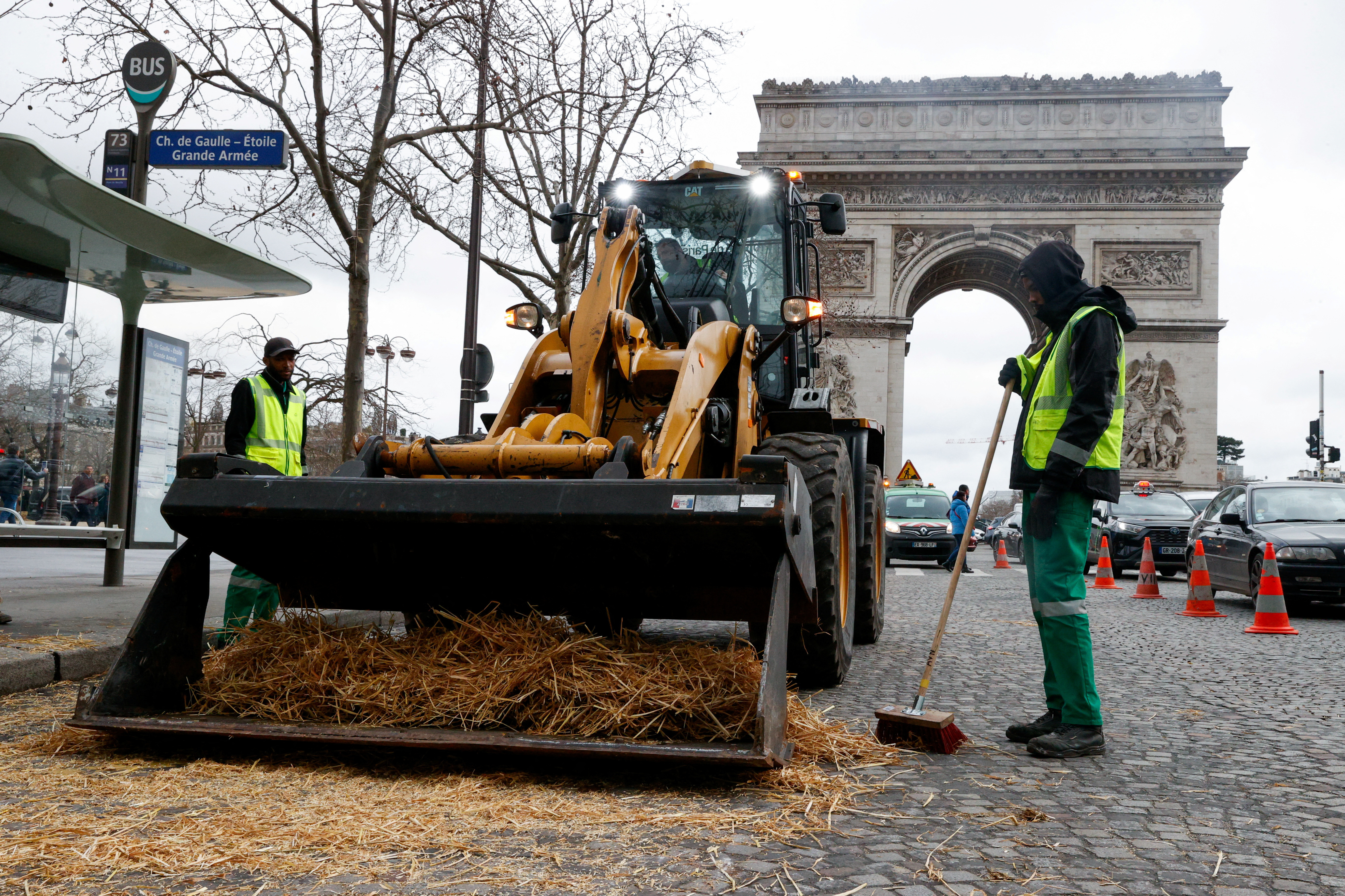 Colère des agriculteurs : après l'Arc de Triomphe, la Coordination rurale aux abords du château de Versailles
