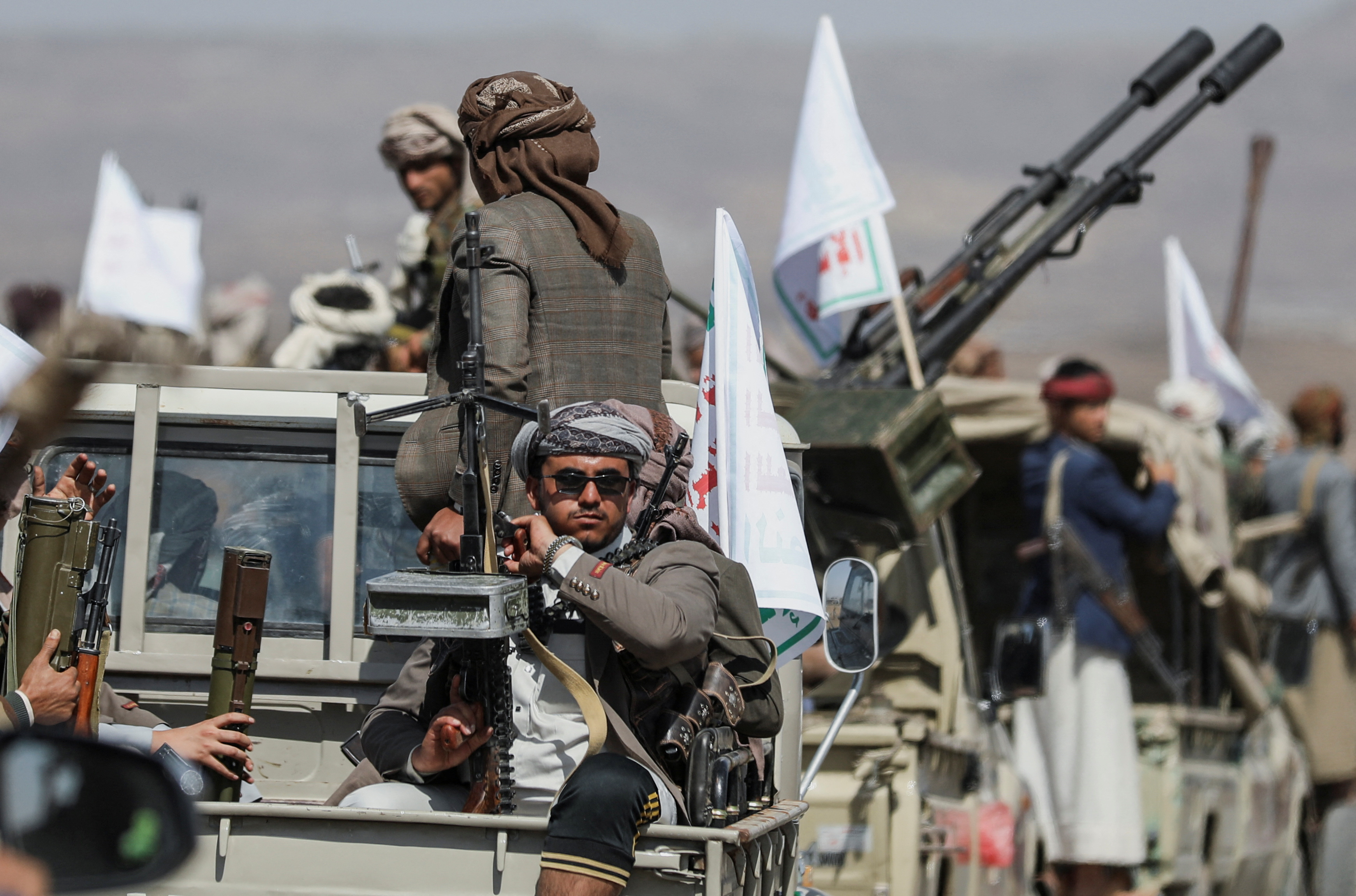 Mer Rouge : les forces alliées déjouent une attaque à grande échelle des Houthis contre des bateaux commerciaux et militaires
