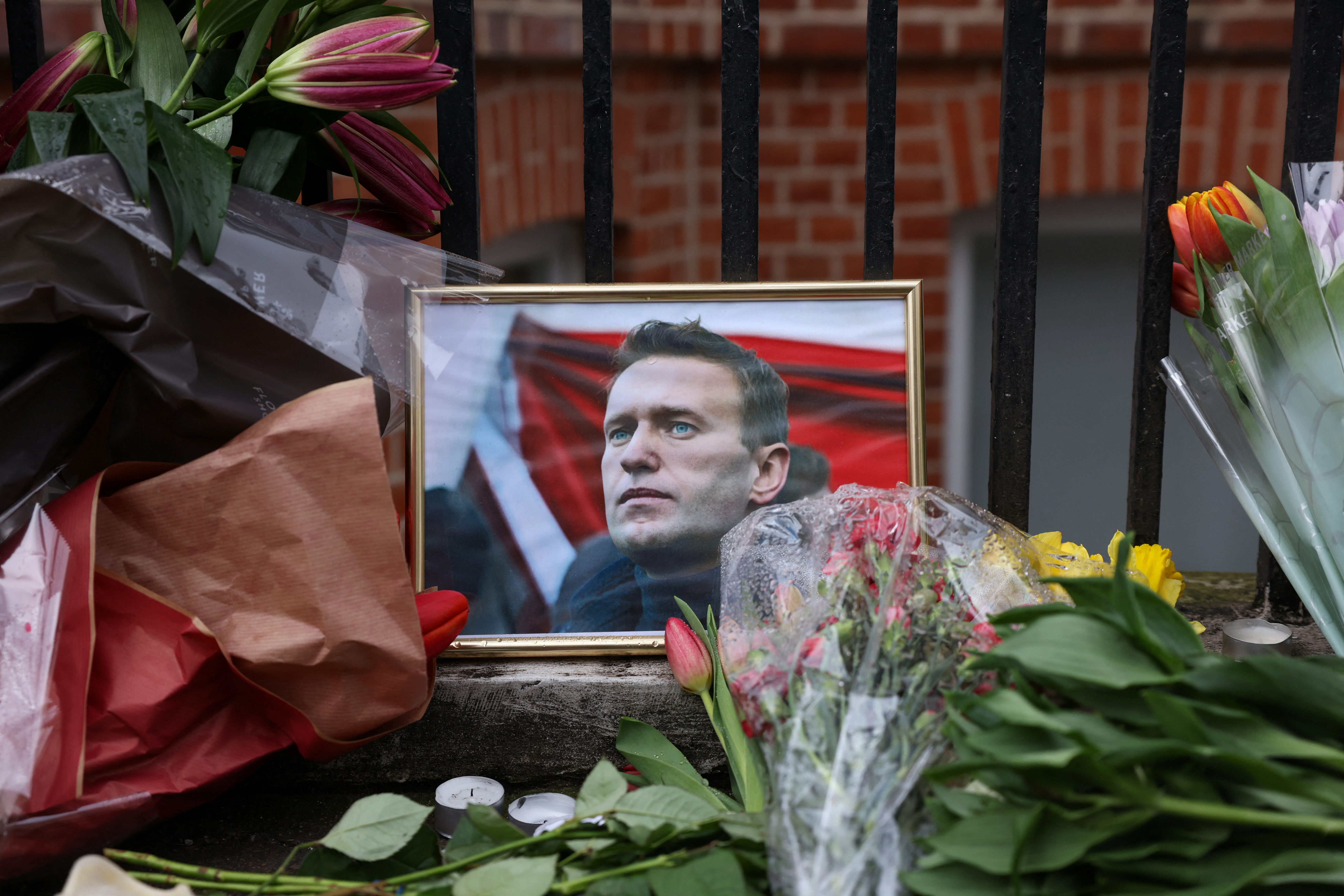 Russie : des personnes rendant hommage à Alexeï Navalny arrêtées