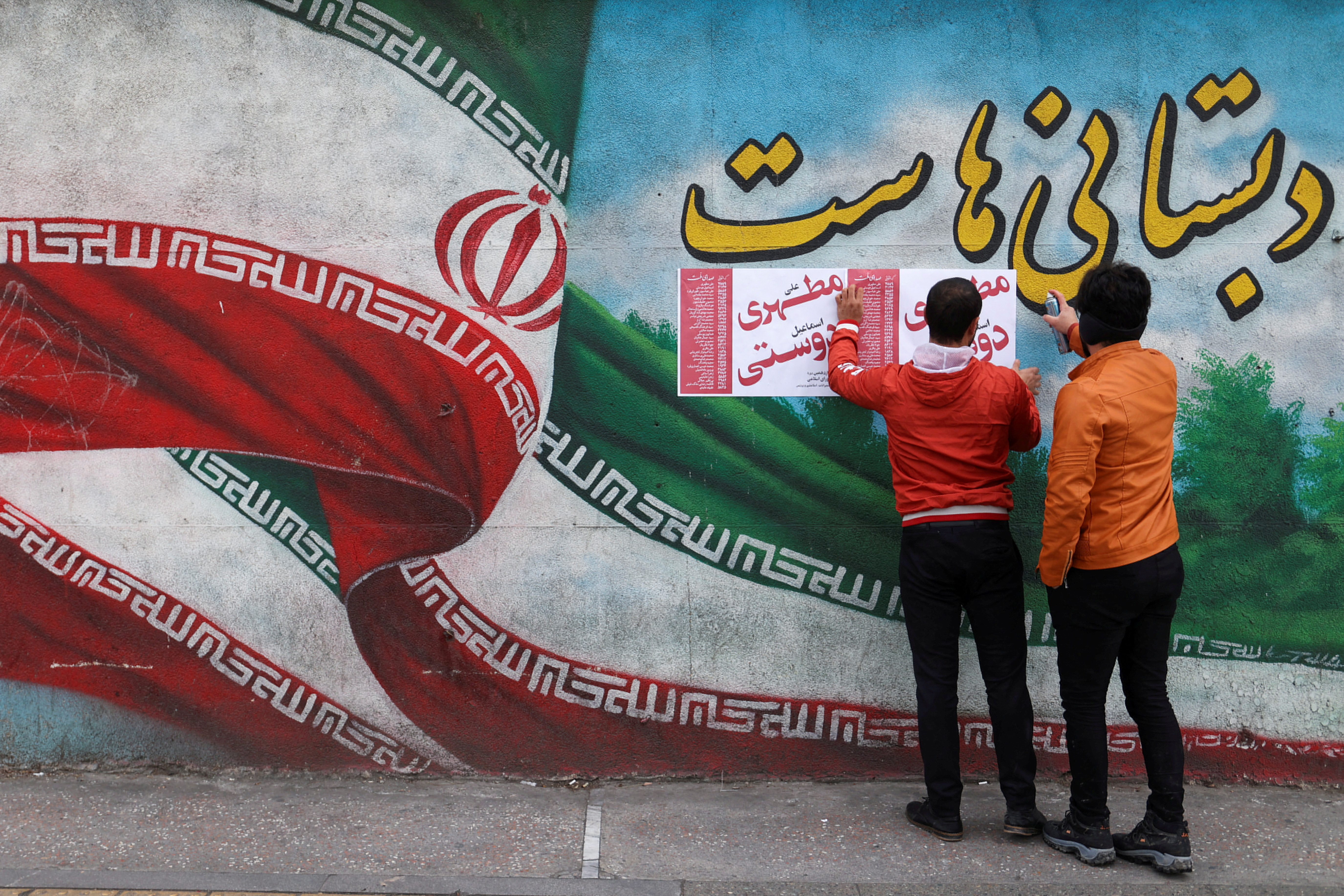Dépouillement des élections en Iran : une faible participation sanction ?