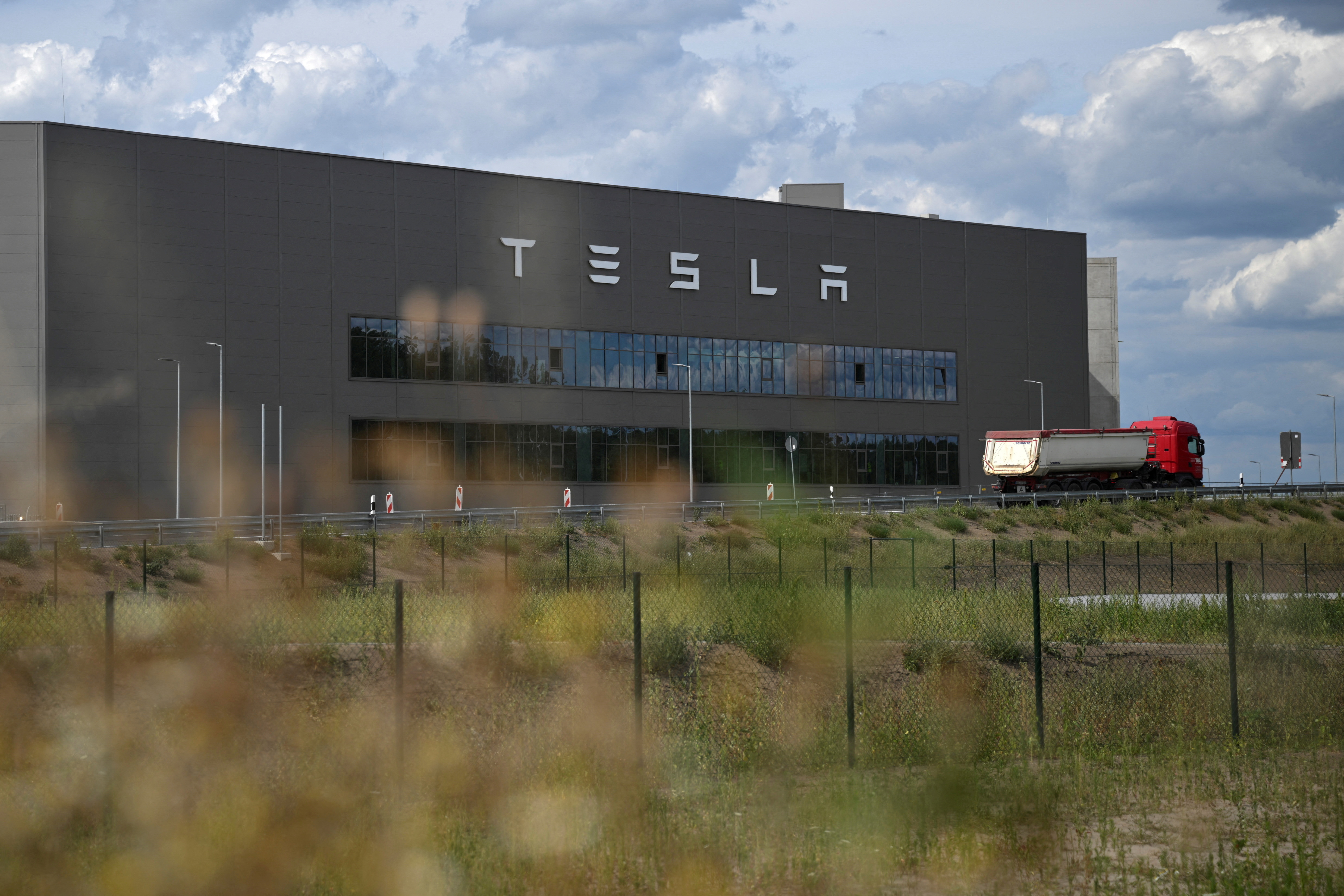 Automobile : Tesla contraint d'arrêter sa production dans son usine allemande après un incendie