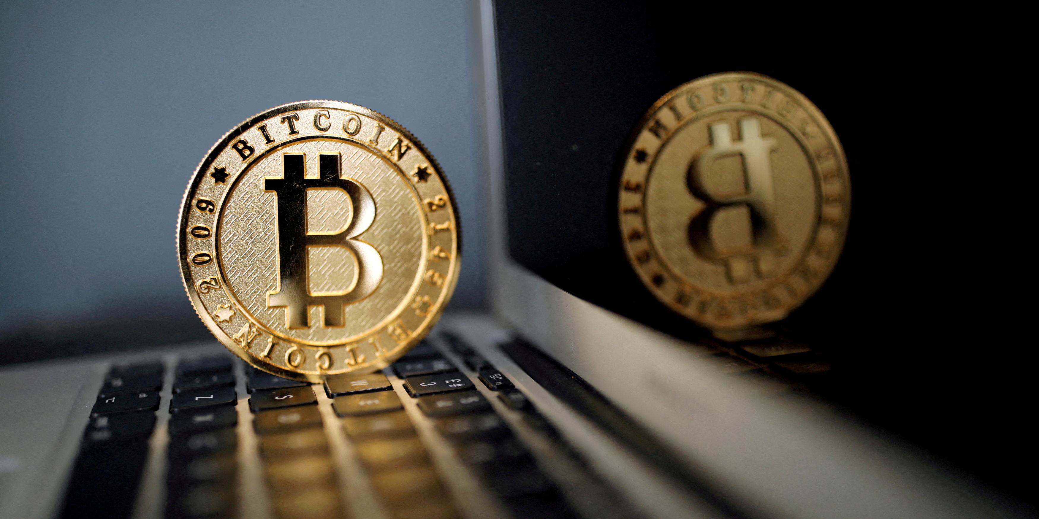 Le bitcoin chute fortement après un record historique