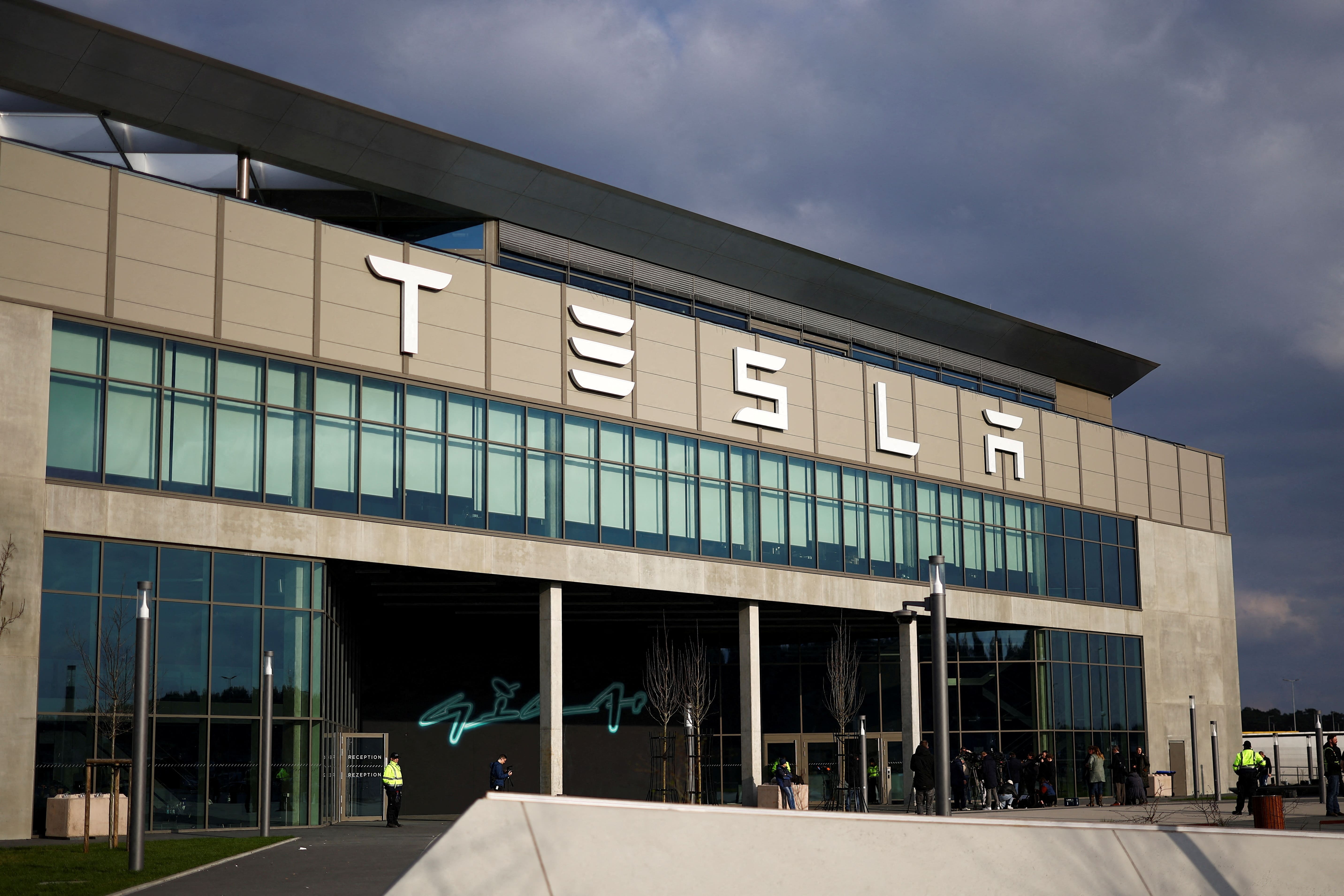 Tesla : la justice allemande ouvre une enquête pour sabotage de l'usine berlinoise du constructeur