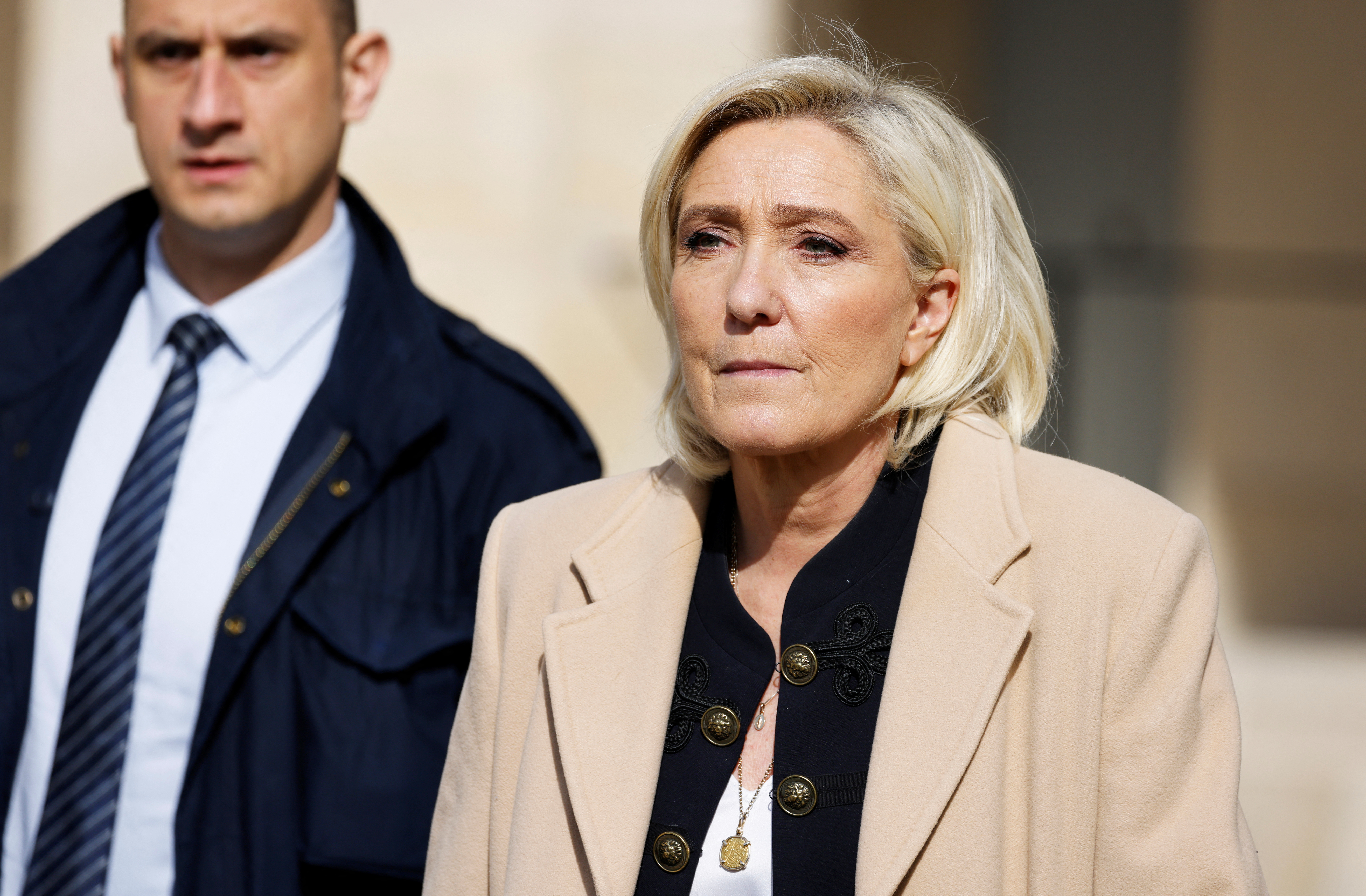 Macron propose de reconduire Thierry Breton au poste de commissaire européen, Marine Le Pen s'insurge