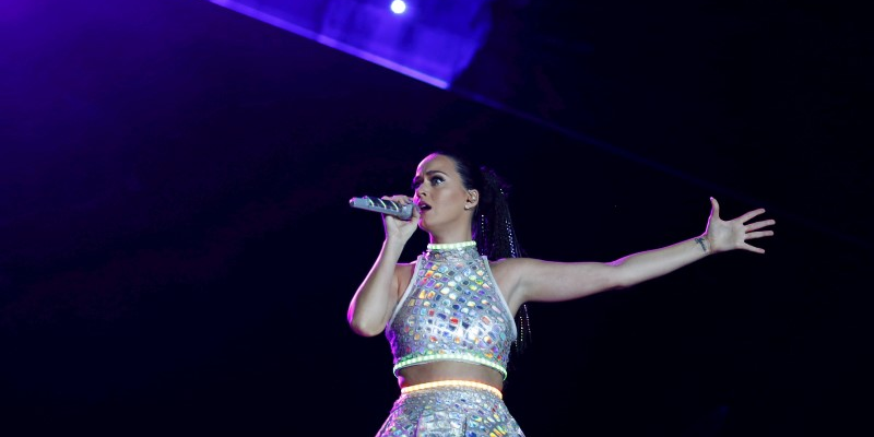 De Katy Perry à Elvis Costello, 200 musiciens craignent de se faire remplacer par les IA